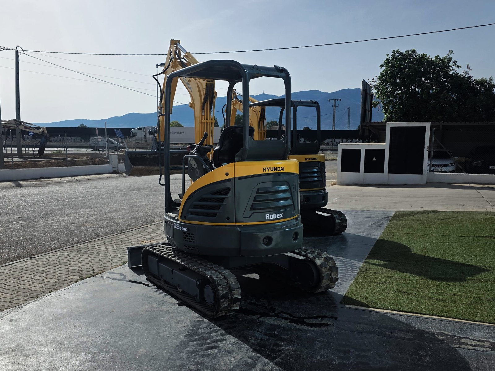 Miniexcavadora compacta Hyundai en obra Hyundai R25Z-9AK con enganche rápido Hyundai R25Z-9AK con 3 cazos incluidos