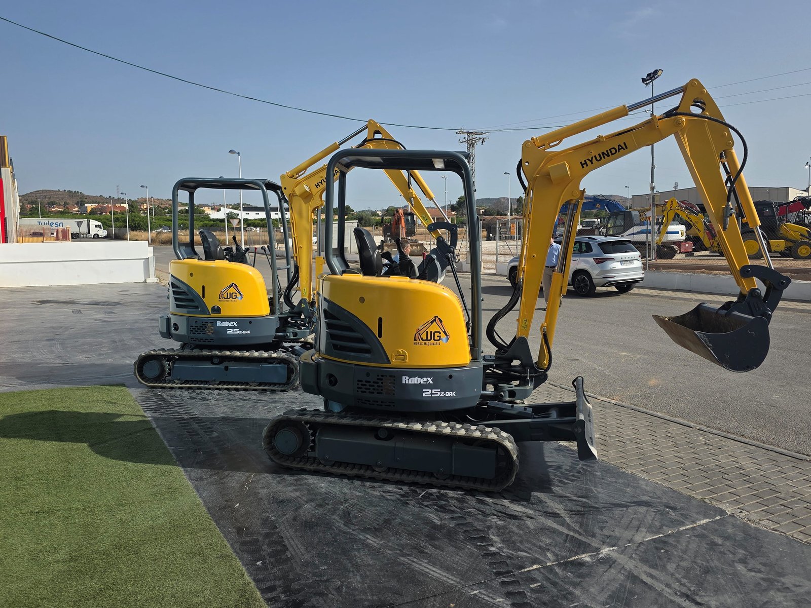 Cabina Hyundai R25Z-9AK interior Hyundai R25Z-9AK excavando zanja Vista diagonal Hyundai R25Z-9AK Miniexcavadora Hyundai para obra urbana