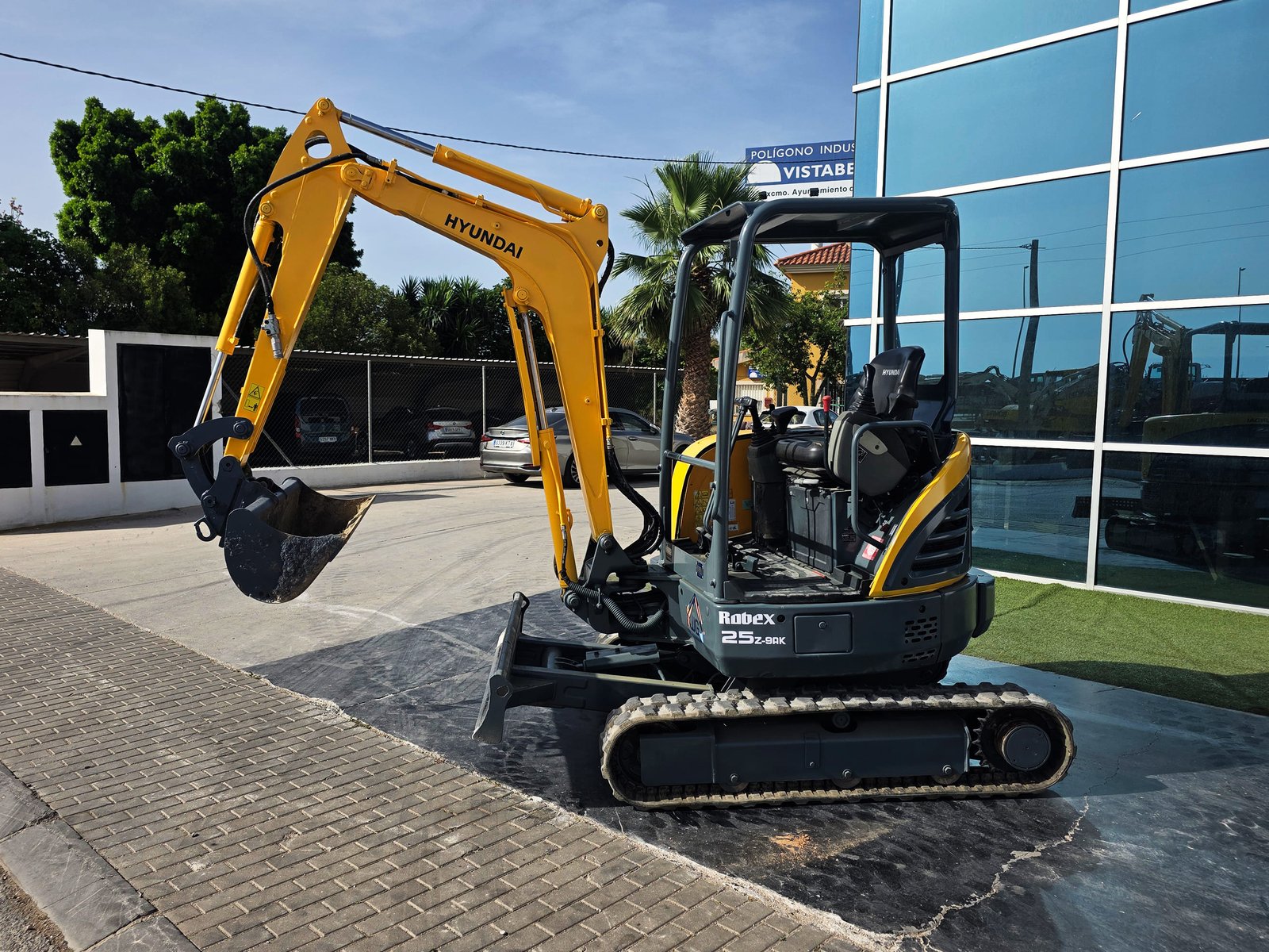 Hyundai R25Z-9AK lista para trabajar Excavadora compacta Hyundai usada Hyundai R25Z-9AK en movimiento de tierras Sistema hidráulico Hyundai R25Z-9AK