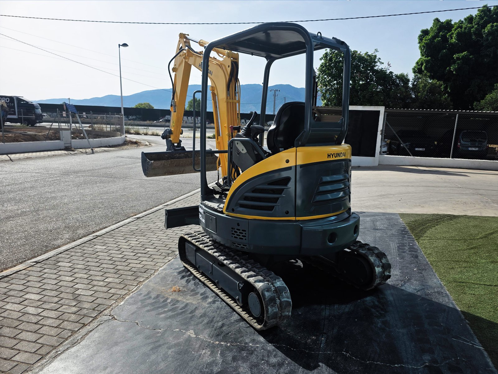 Hyundai R25Z-9AK lista para trabajar Excavadora compacta Hyundai usada Hyundai R25Z-9AK en movimiento de tierras Sistema hidráulico Hyundai R25Z-9AK Hyundai R25Z-9AK maquinaria de segunda mano Miniexcavadora Hyundai moderna 2021 Hyundai R25Z-9AK trabajando en jardín Hyundai R25Z-9AK en venta en Murcia