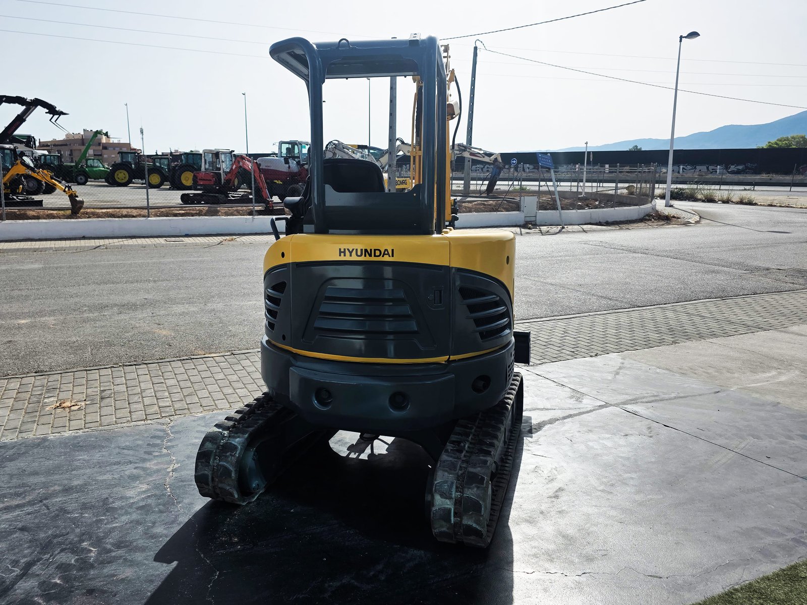Miniexcavadora compacta Hyundai en obra Hyundai R25Z-9AK con enganche rápido Hyundai R25Z-9AK con 3 cazos incluidos Cabina Hyundai R25Z-9AK interior