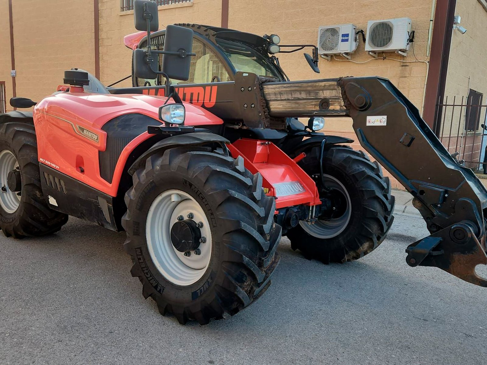 Vista diagonal Manitou MLT 635 usada Cabina Manitou MLT 635 interior Manipulador telescópico agrícola usado