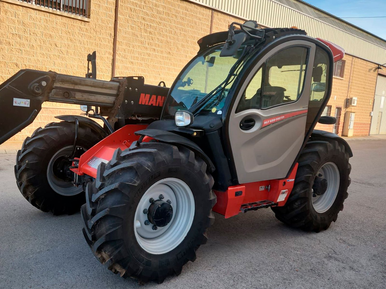 Manitou MLT 635-140 V+ segunda mano vista lateral Manipulador telescópico agrícola Manitou 635-140 Manitou MLT 635-140 V+ elevando carga Vista frontal Manitou MLT 635 segunda mano Telescópico agrícola Manitou 3500 kg