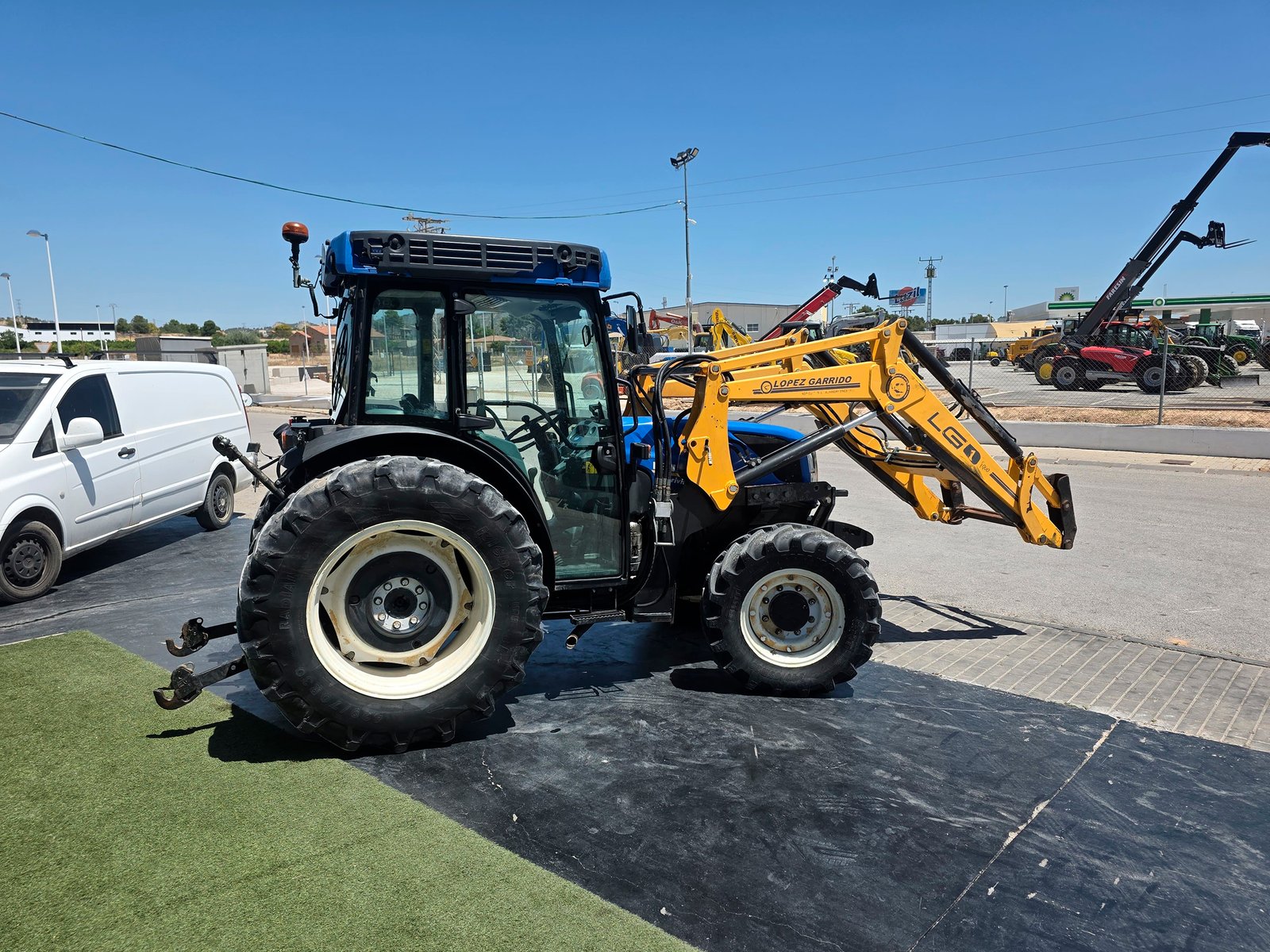 New Holland T4.100 LP segunda mano vista lateral Tractor New Holland T4.100 LP con pala López Garrido New Holland T4.100 LP 2017 en venta Vista frontal New Holland T4.100 LP