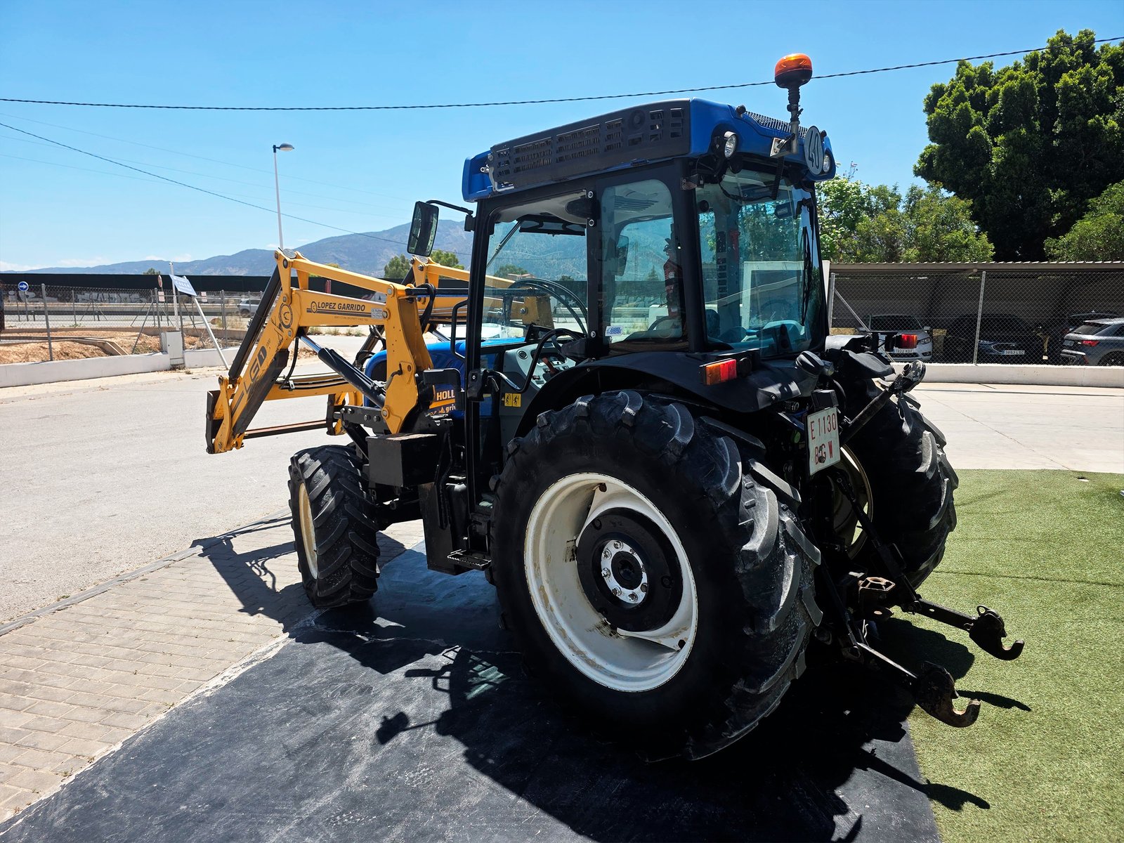 New Holland T4.100 LP segunda mano vista lateral Tractor New Holland T4.100 LP con pala López Garrido New Holland T4.100 LP 2017 en venta Vista frontal New Holland T4.100 LP