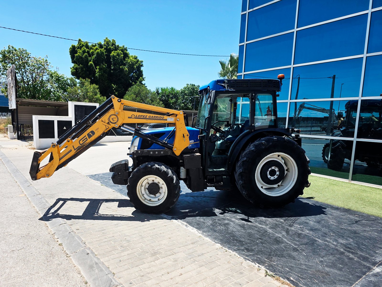 New Holland T4.100 LP segunda mano vista lateral Tractor New Holland T4.100 LP con pala López Garrido New Holland T4.100 LP 2017 en venta Vista frontal New Holland T4.100 LP