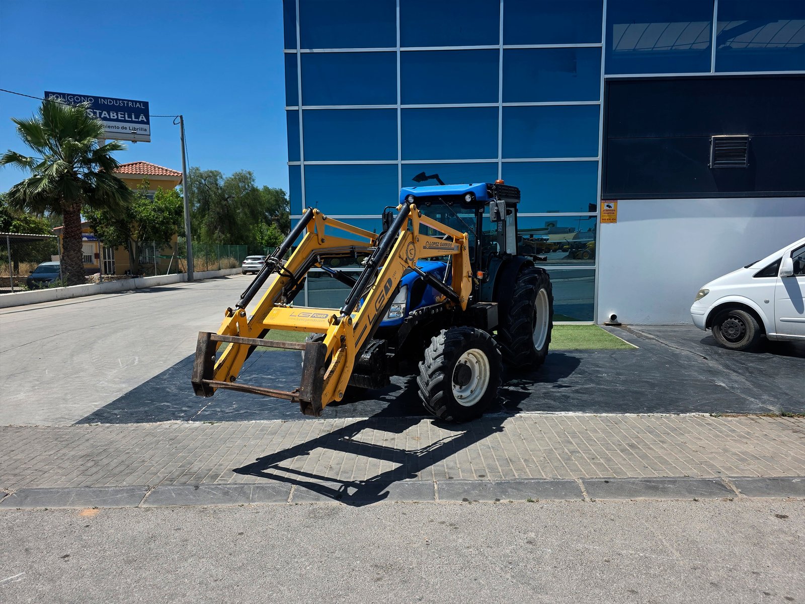 New Holland T4.100 LP segunda mano vista lateral Tractor New Holland T4.100 LP con pala López Garrido New Holland T4.100 LP 2017 en venta Vista frontal New Holland T4.100 LP