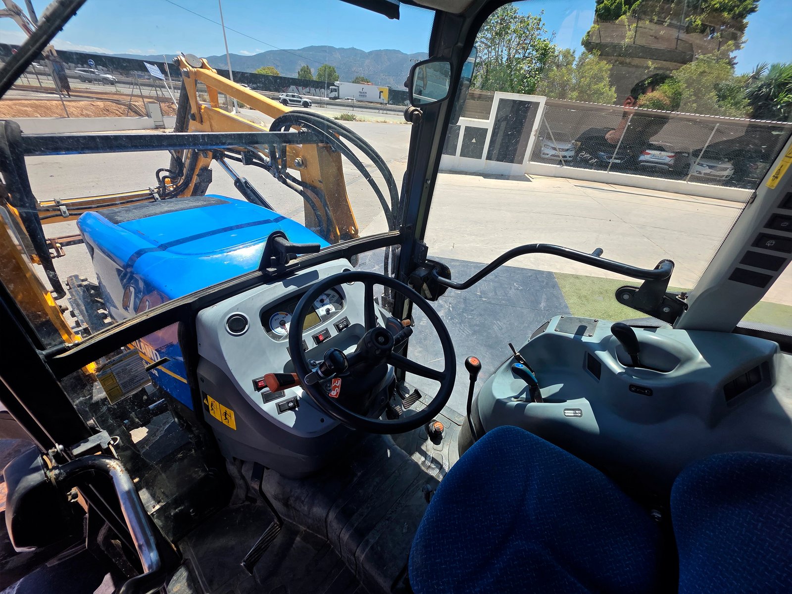 New Holland T4.100 LP segunda mano vista lateral Tractor New Holland T4.100 LP con pala López Garrido New Holland T4.100 LP 2017 en venta Vista frontal New Holland T4.100 LP