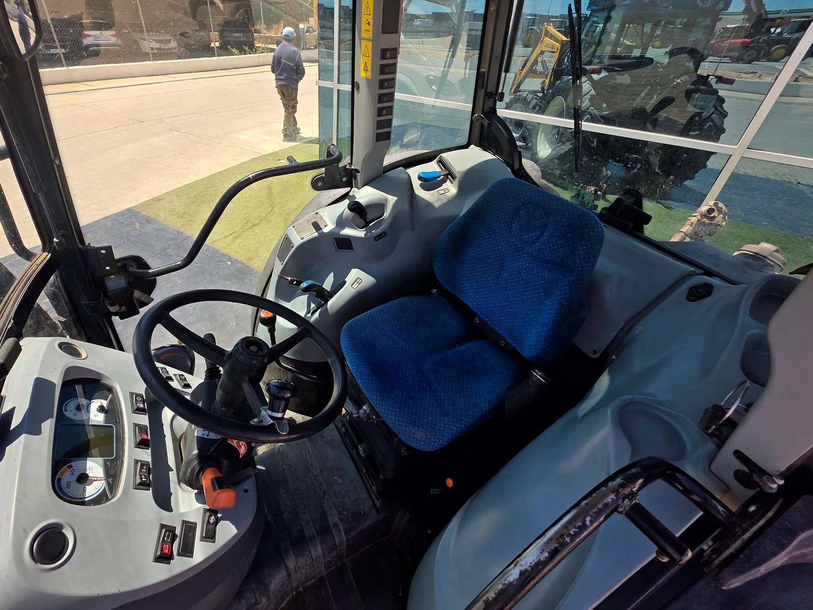 New Holland T4.100 LP segunda mano vista lateral Tractor New Holland T4.100 LP con pala López Garrido New Holland T4.100 LP 2017 en venta Vista frontal New Holland T4.100 LP