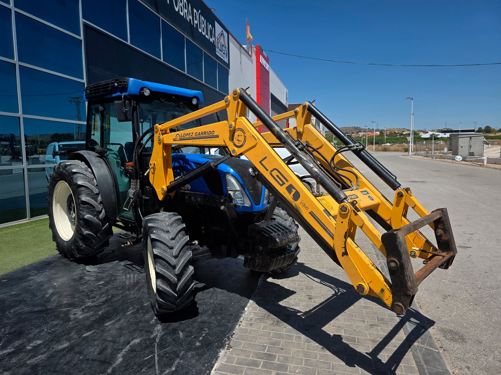 New Holland T4.100 LP segunda mano vista lateral Tractor New Holland T4.100 LP con pala López Garrido New Holland T4.100 LP 2017 en venta Vista frontal New Holland T4.100 LP