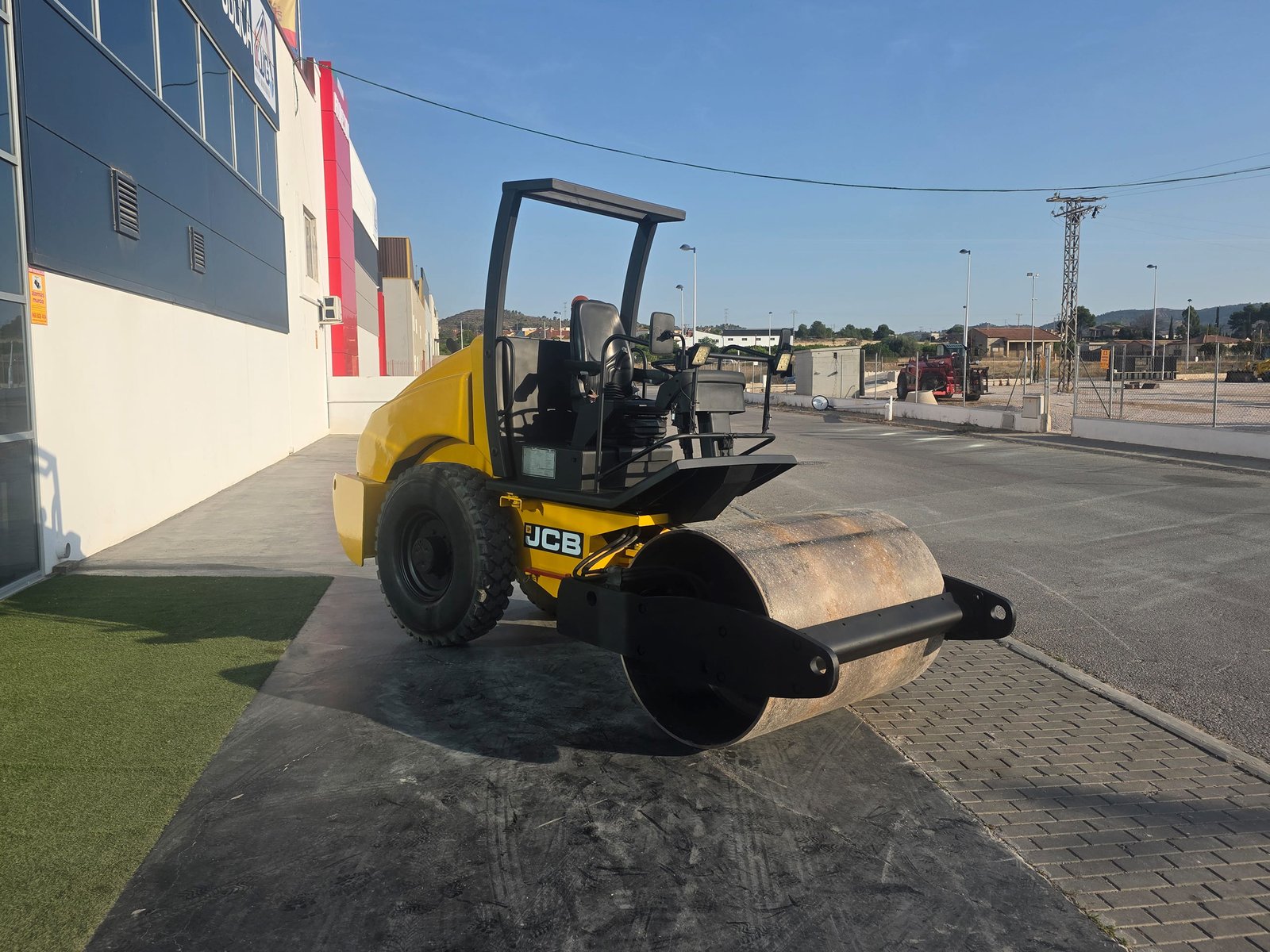 JCB VM46 segunda mano vista lateral Rodillo compactador JCB VM46 en obra JCB VM46 compactando terreno