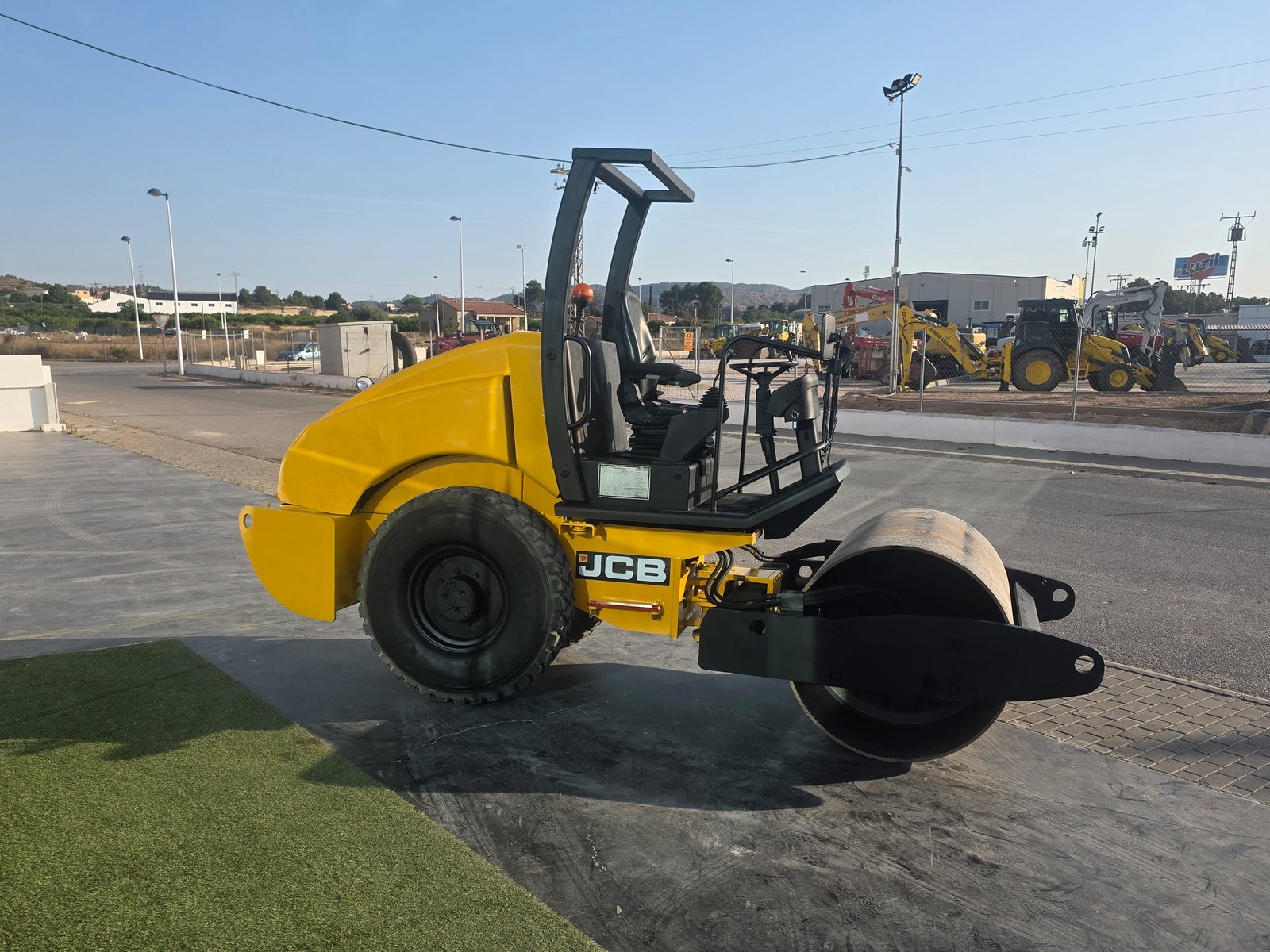 JCB VM46 segunda mano vista lateral Rodillo compactador JCB VM46 en obra JCB VM46 compactando terreno