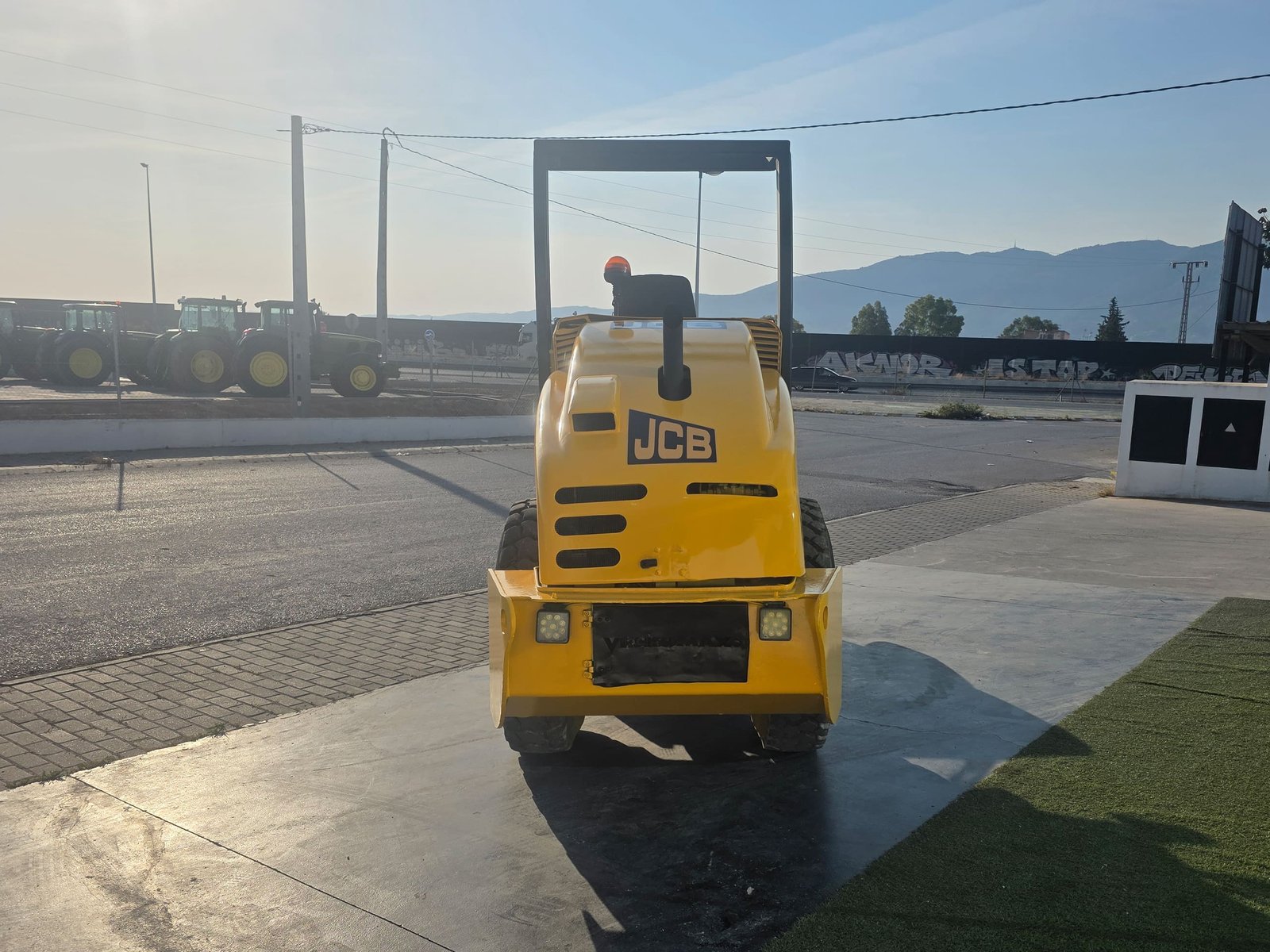 JCB VM46 segunda mano vista lateral Rodillo compactador JCB VM46 en obra JCB VM46 compactando terreno
