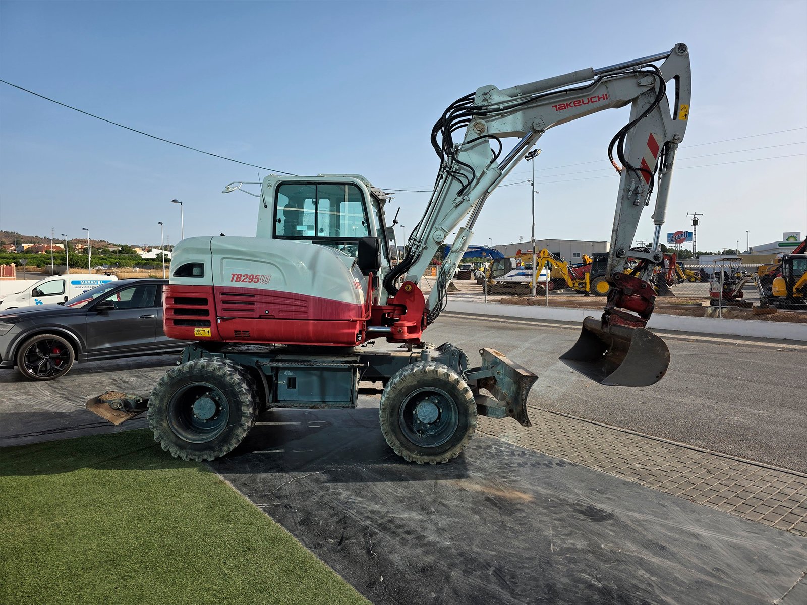 Excavadora urbana Takeuchi TB295W Vista diagonal Takeuchi TB295W Takeuchi TB295W excavando zanja Excavadora ruedas Takeuchi para canalizaciones Sistema hidráulico Takeuchi TB295W