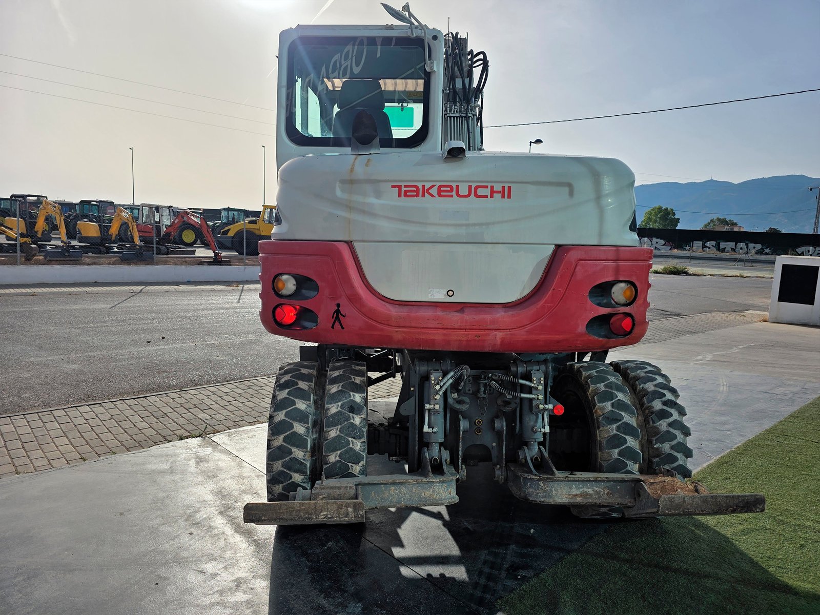 Takeuchi TB295W segunda mano vista lateral Excavadora de ruedas Takeuchi TB295W 2017 Takeuchi TB295W con Powertilt trabajando