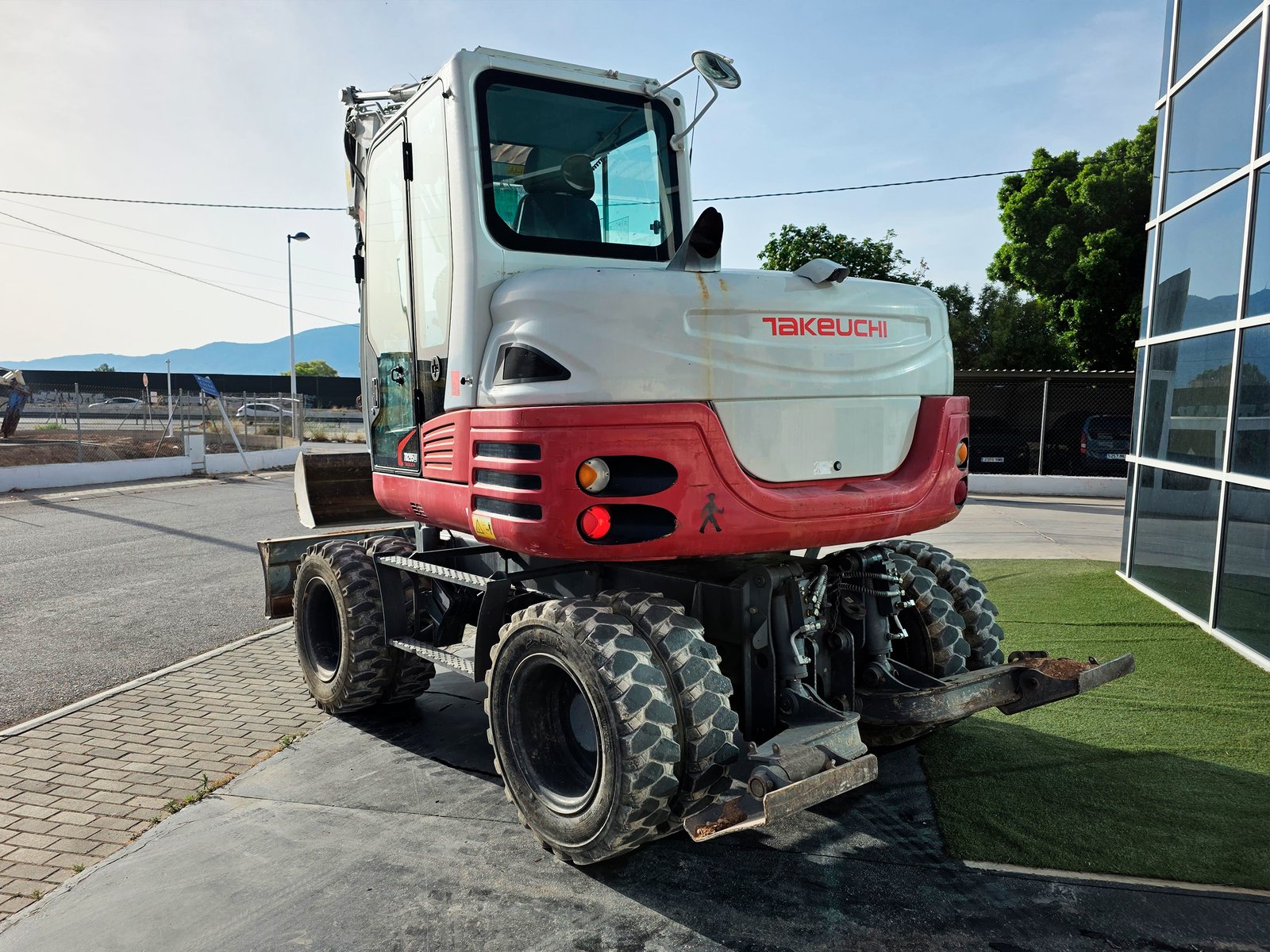 Vista frontal Takeuchi TB295W usada Motor Deutz Takeuchi TB295W 114 CV Excavadora de ruedas con hoja bulldozer Takeuchi TB295W con 5ª botella hidráulica