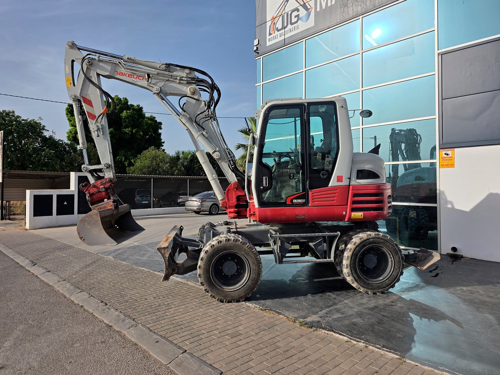 Cabina Takeuchi TB295W interior Excavadora urbana Takeuchi TB295W Vista diagonal Takeuchi TB295W Takeuchi TB295W excavando zanja