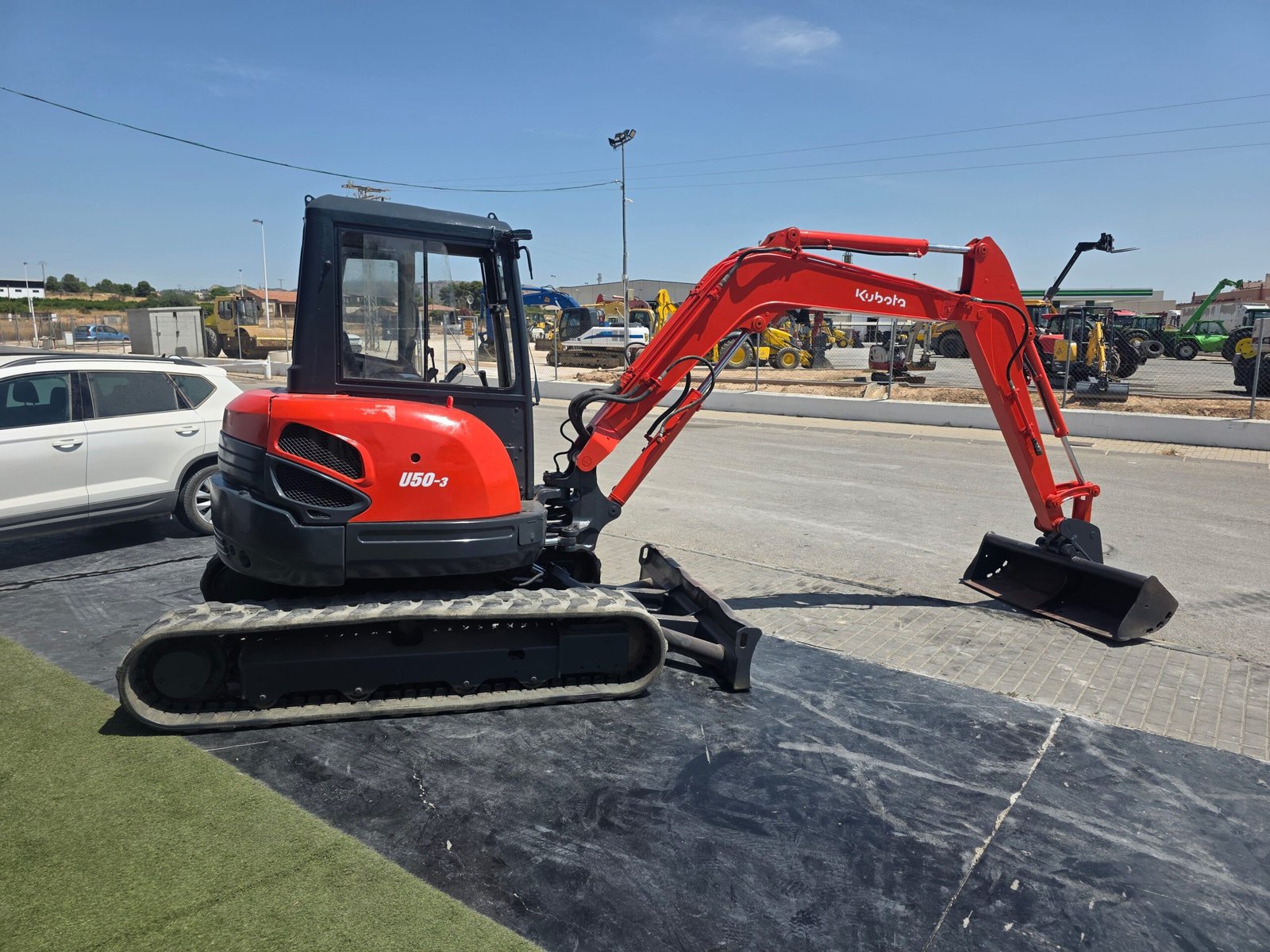 Kubota U20-3 segunda mano vista lateral Mini excavadora Kubota U20-3 2007 Kubota U20-3 con 3 cazos incluidos Vista frontal Kubota U20-3 usada Motor Kubota de 3 cilindros U20-3