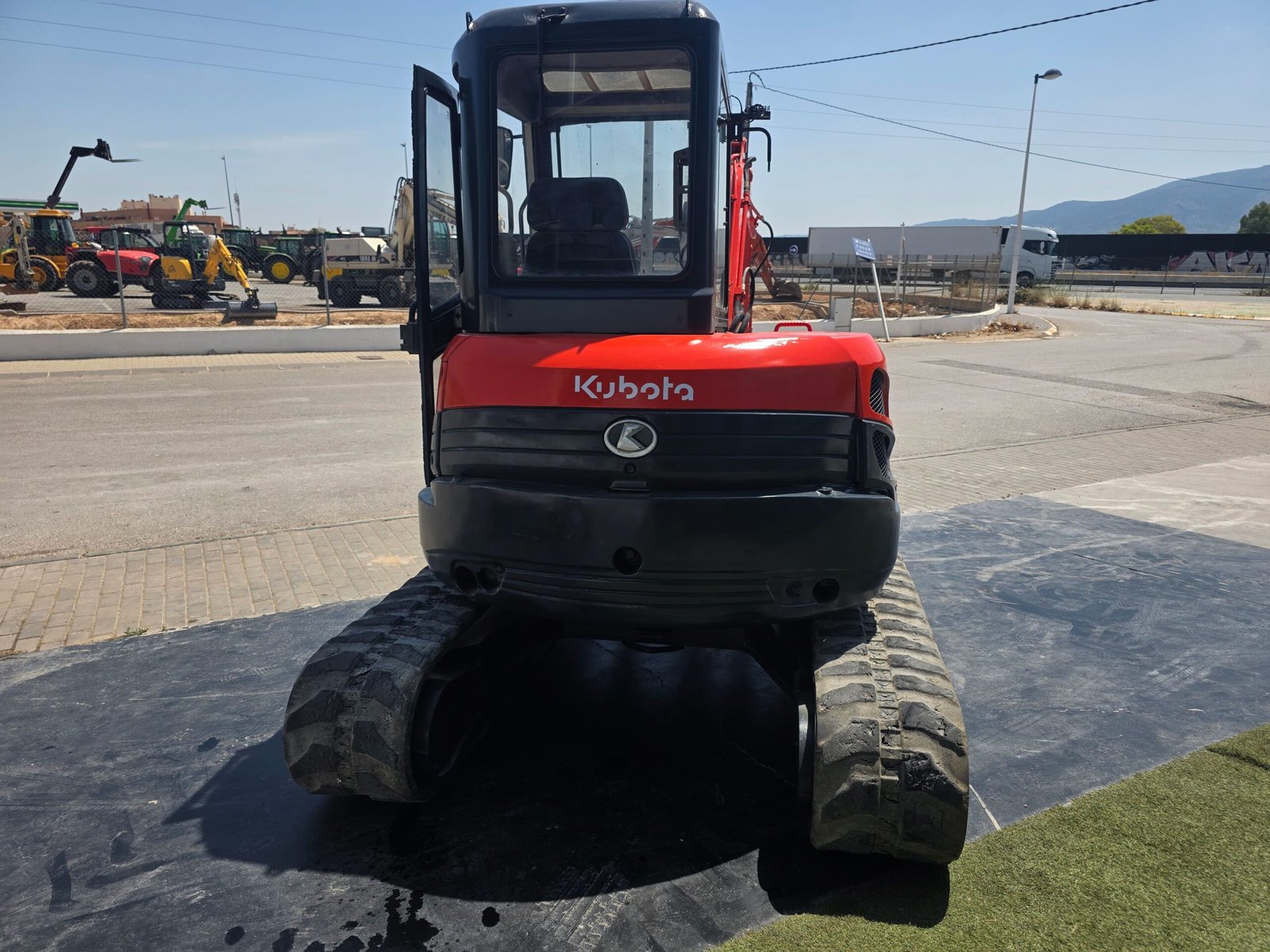 Kubota U20-3 segunda mano vista lateral Mini excavadora Kubota U20-3 2007 Kubota U20-3 con 3 cazos incluidos Vista frontal Kubota U20-3 usada Motor Kubota de 3 cilindros U20-3