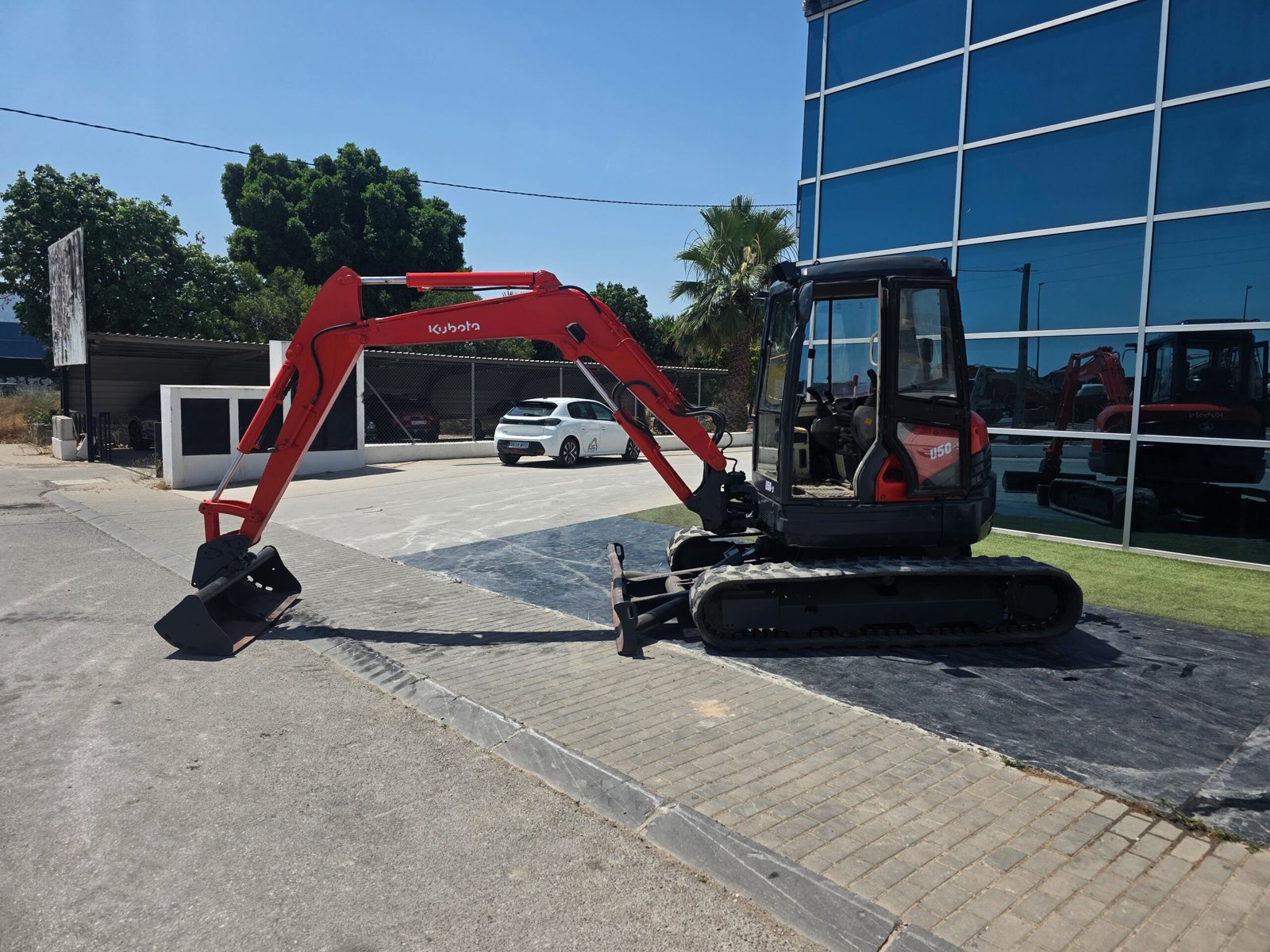 Kubota U20-3 segunda mano vista lateral Mini excavadora Kubota U20-3 2007 Kubota U20-3 con 3 cazos incluidos Vista frontal Kubota U20-3 usada Motor Kubota de 3 cilindros U20-3