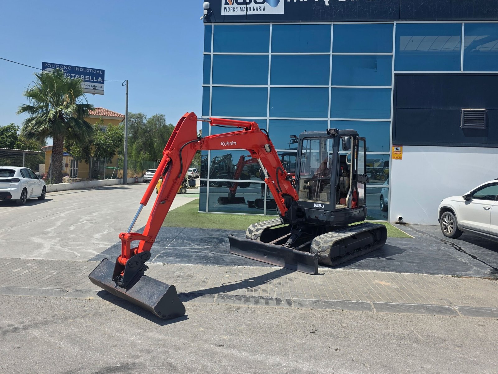 Kubota U20-3 segunda mano vista lateral Mini excavadora Kubota U20-3 2007 Kubota U20-3 con 3 cazos incluidos Vista frontal Kubota U20-3 usada Motor Kubota de 3 cilindros U20-3