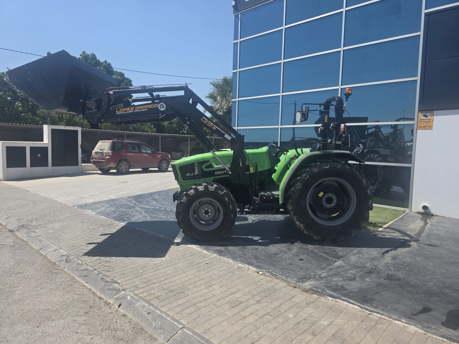Pala cargadora López Garrido en Deutz-Fahr 4100E Tractor agrícola 4x4 Deutz-Fahr Sistema hidráulico Deutz-Fahr 4100E Interior cabina Deutz-Fahr 4100E Deutz-Fahr 4100E listo para trabajar