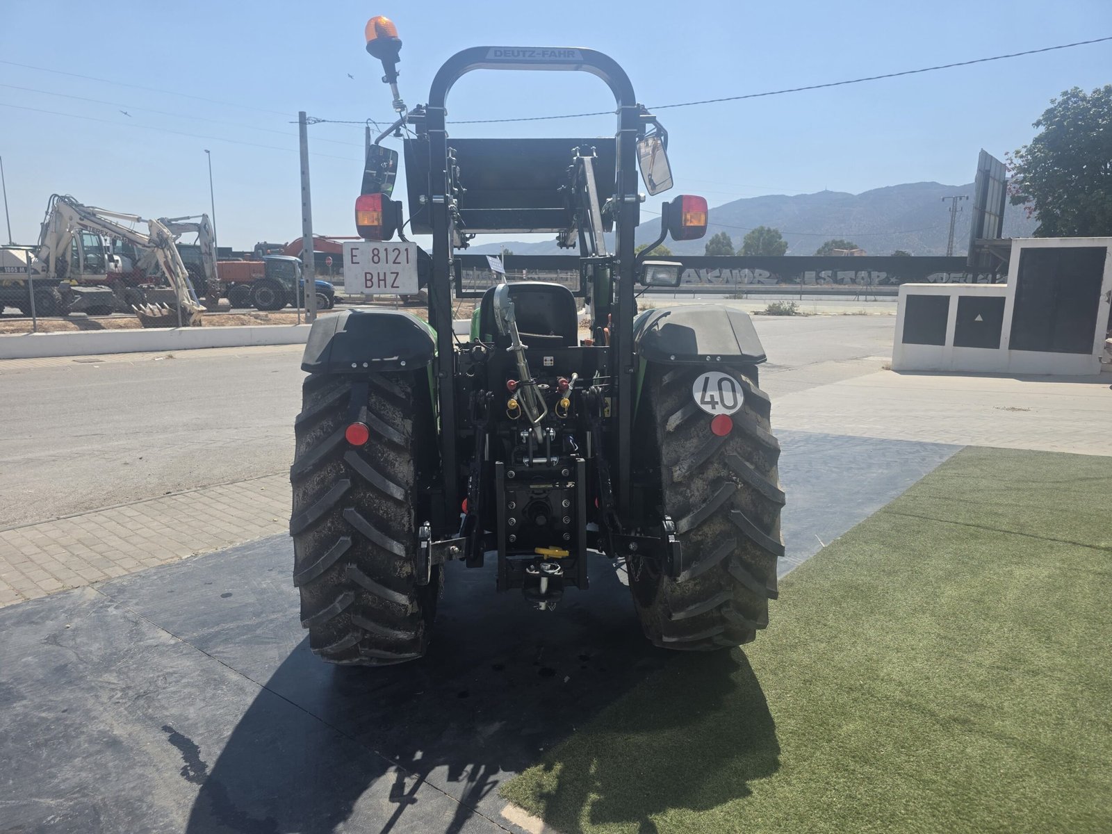 Vista diagonal Deutz-Fahr 4100E Pala cargadora López Garrido en Deutz-Fahr 4100E Tractor agrícola 4x4 Deutz-Fahr Sistema hidráulico Deutz-Fahr 4100E Interior cabina Deutz-Fahr 4100E Deutz-Fahr 4100E listo para trabajar Tractor prácticamente nuevo Deutz-Fahr Deutz-Fahr 4100E maquinaria agrícola