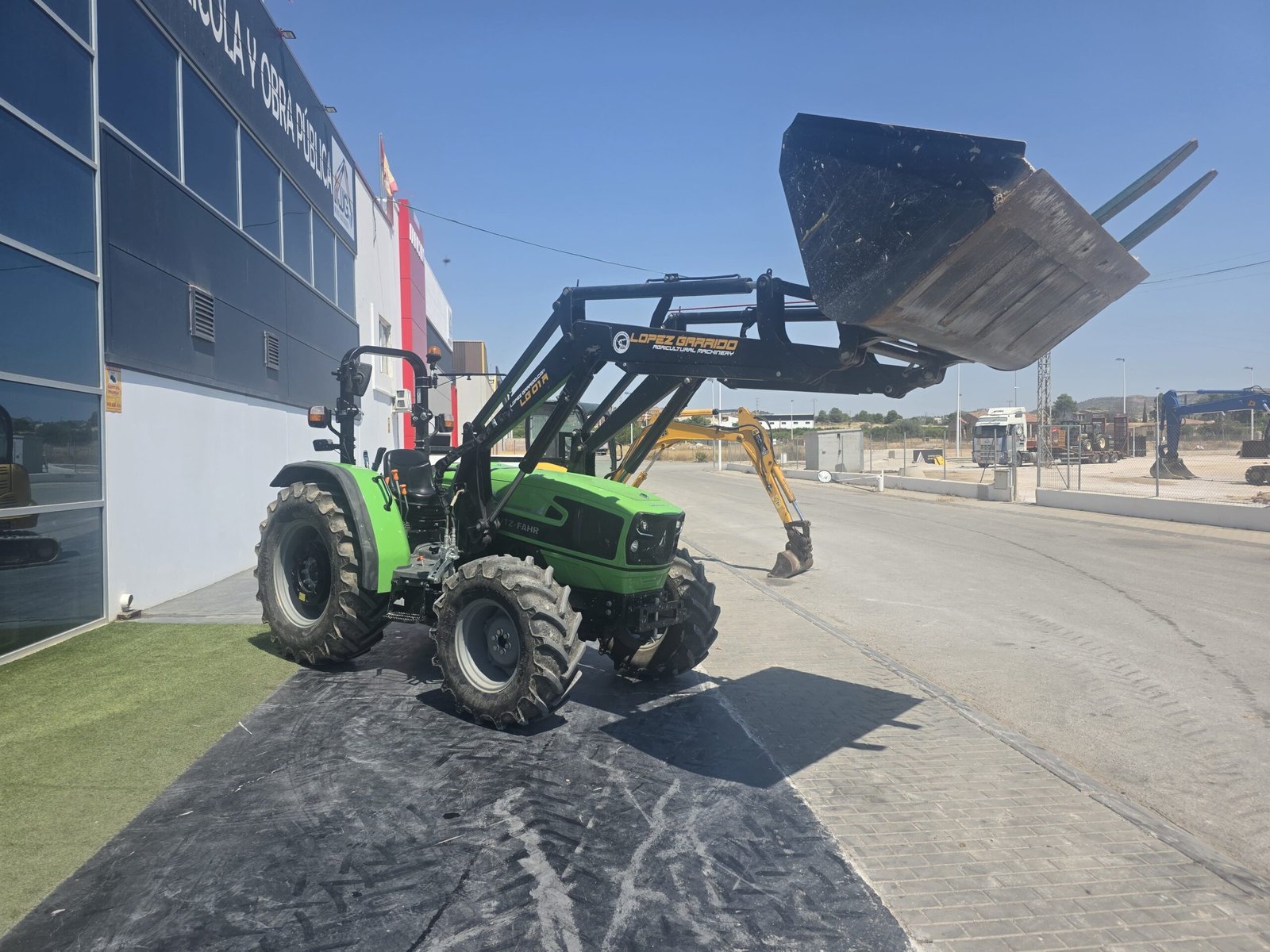 Vista diagonal Deutz-Fahr 4100E Pala cargadora López Garrido en Deutz-Fahr 4100E Tractor agrícola 4x4 Deutz-Fahr Sistema hidráulico Deutz-Fahr 4100E Interior cabina Deutz-Fahr 4100E Deutz-Fahr 4100E listo para trabajar Tractor prácticamente nuevo Deutz-Fahr Deutz-Fahr 4100E maquinaria agrícola Tractor Deutz-Fahr para ganadería Deutz-Fahr 4100E en mantenimiento de fincas Deutz-Fahr 4100E en JJG Works