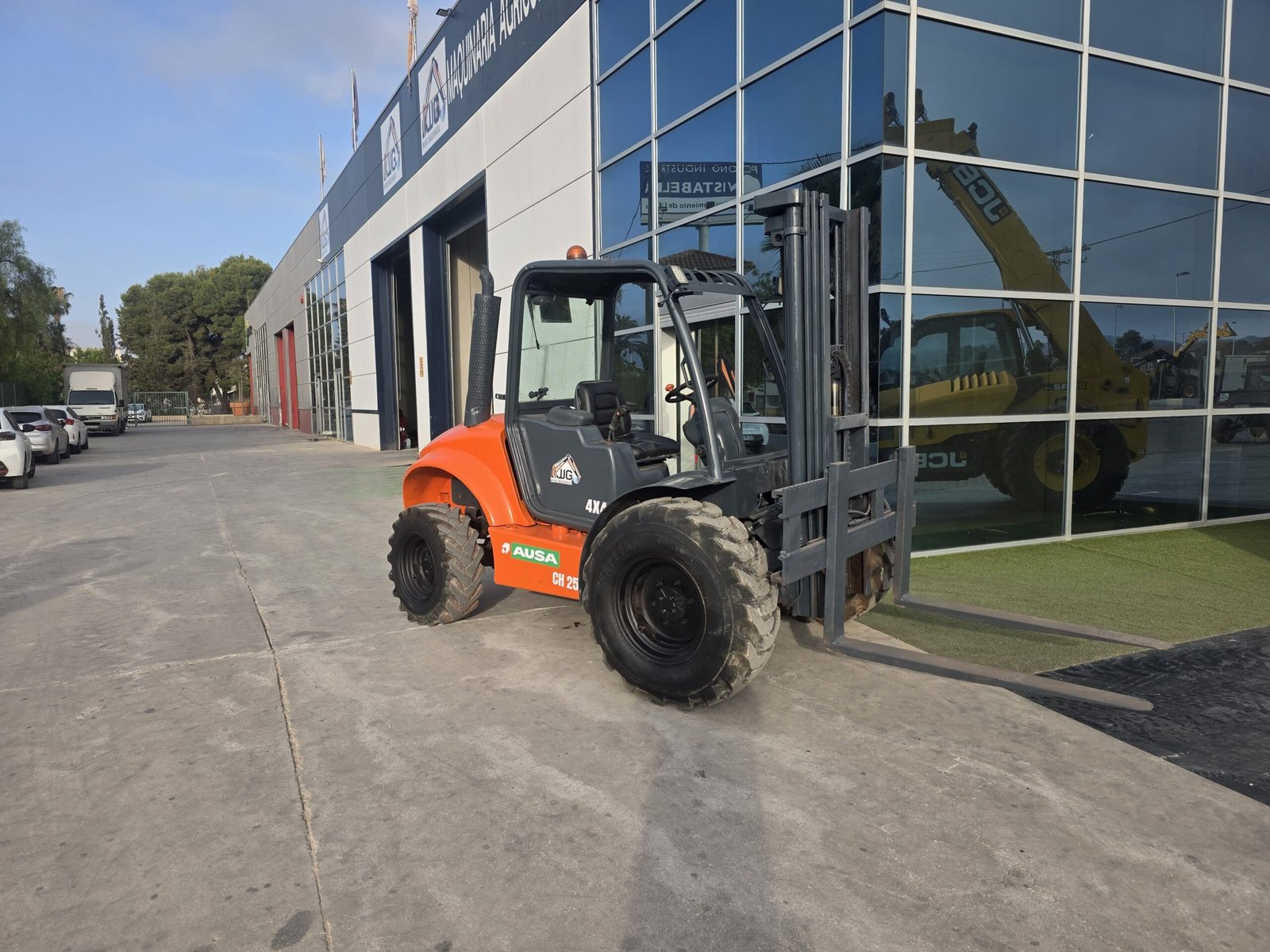 AUSA CH 250 elevando palets Carretilla elevadora para agricultura AUSA CH 250 en almacén Transmisión hidrostática AUSA CH 250 AUSA CH 250 lista para trabajar