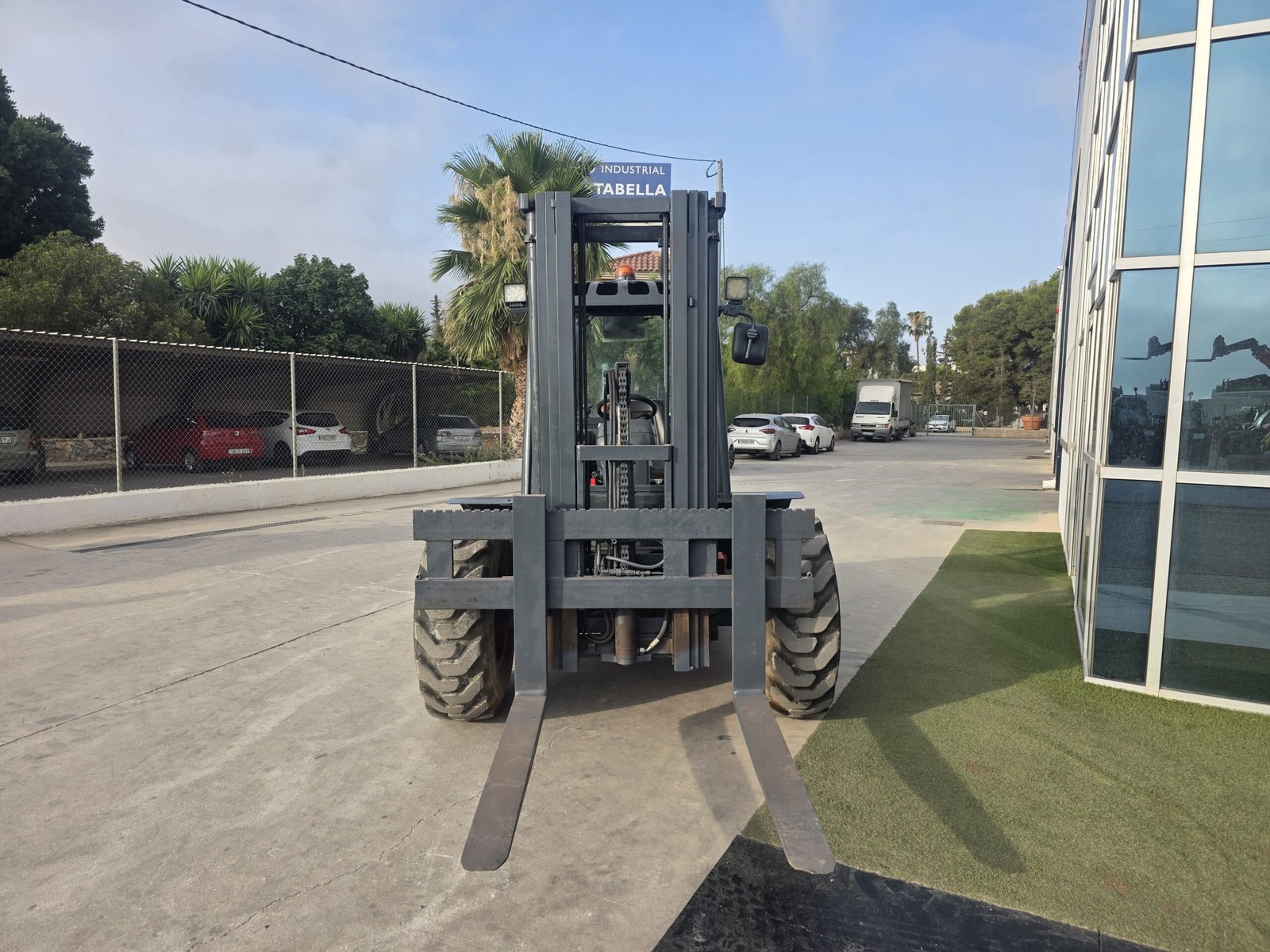 AUSA CH 250 trabajando en obra Carretilla elevadora 4x4 AUSA CH 250 Triple mástil AUSA CH 250 Vista diagonal AUSA CH 250