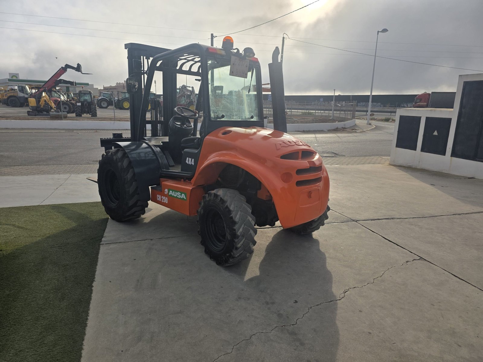 AUSA CH 250 elevando palets Carretilla elevadora para agricultura AUSA CH 250 en almacén Transmisión hidrostática AUSA CH 250 AUSA CH 250 lista para trabajar
