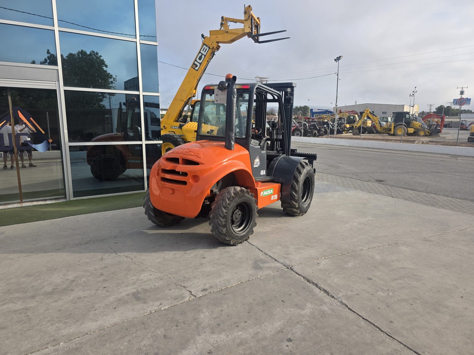 AUSA CH 250 trabajando en obra Carretilla elevadora 4x4 AUSA CH 250 Triple mástil AUSA CH 250 Vista diagonal AUSA CH 250