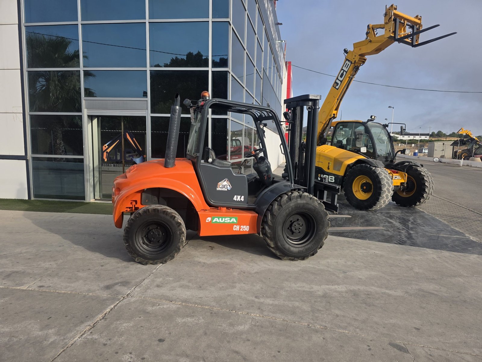 AUSA CH 250 segunda mano vista lateral Carretilla elevadora AUSA CH 250 2011 AUSA CH 250 con triple mástil Vista frontal AUSA CH 250 Motor Kubota AUSA CH 250