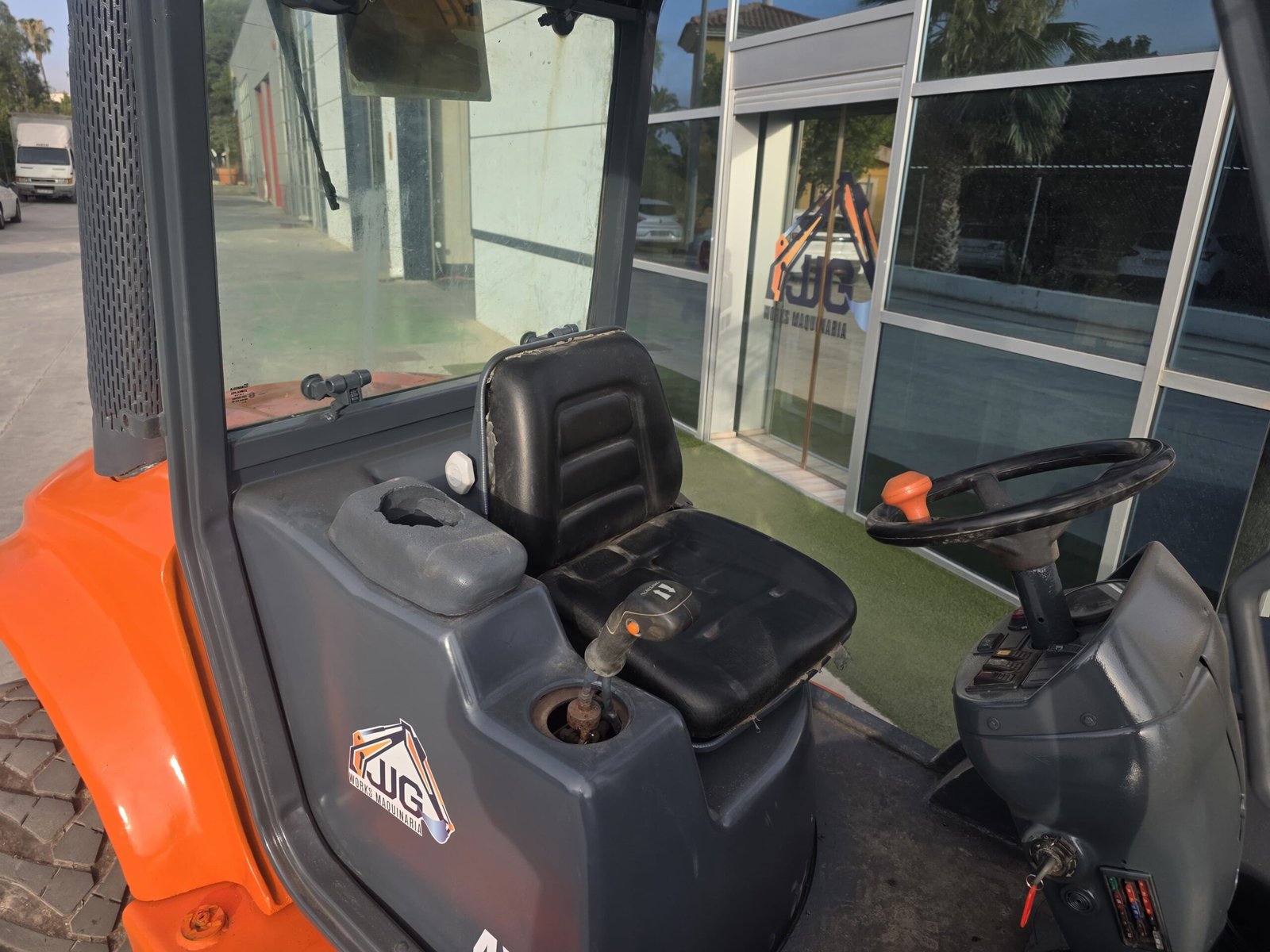 AUSA CH 250 elevando palets Carretilla elevadora para agricultura AUSA CH 250 en almacén Transmisión hidrostática AUSA CH 250 AUSA CH 250 lista para trabajar