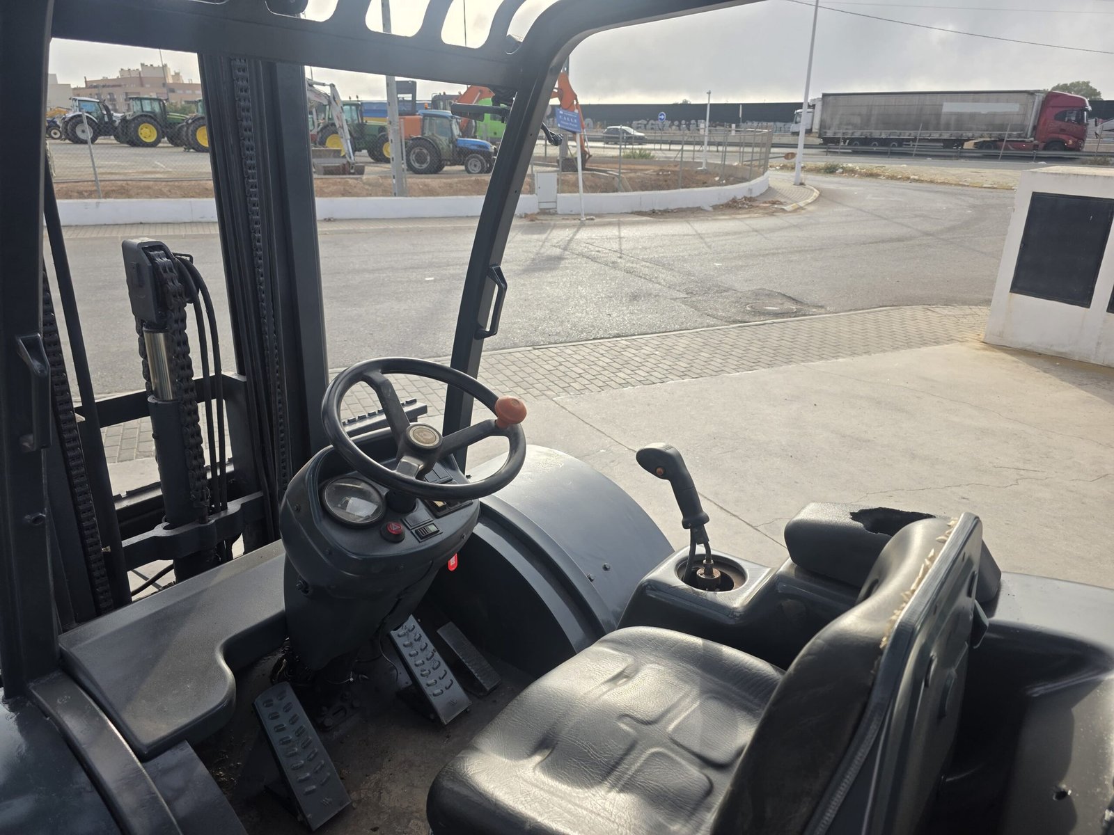 AUSA CH 250 elevando palets Carretilla elevadora para agricultura AUSA CH 250 en almacén Transmisión hidrostática AUSA CH 250 AUSA CH 250 lista para trabajar
