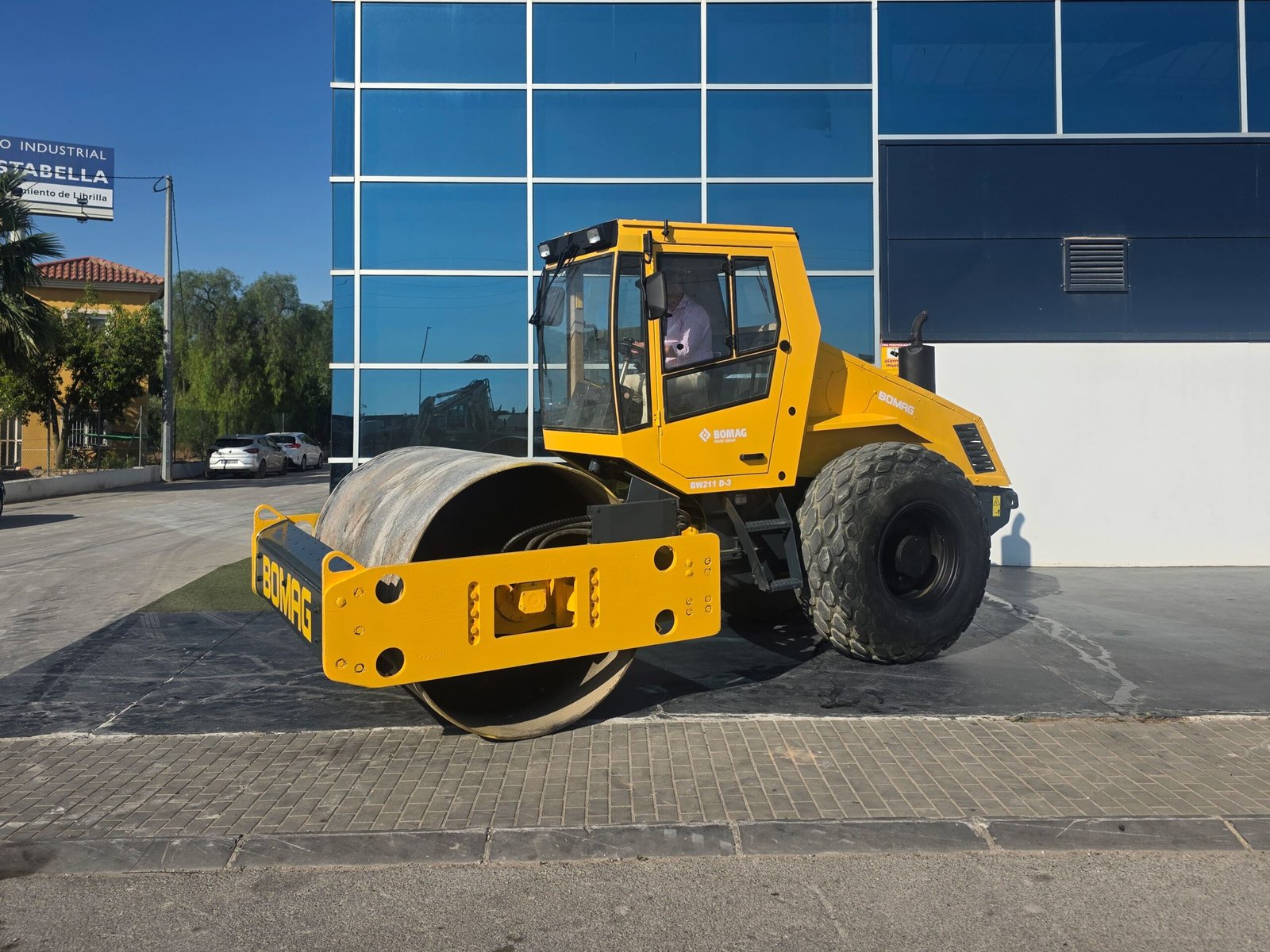 Bomag BW 211 D-3 segunda mano vista lateral Rodillo compactador Bomag BW 211 D-3 en obra Bomag BW 211 D-3 compactando terreno Vista frontal Bomag BW 211 D-3