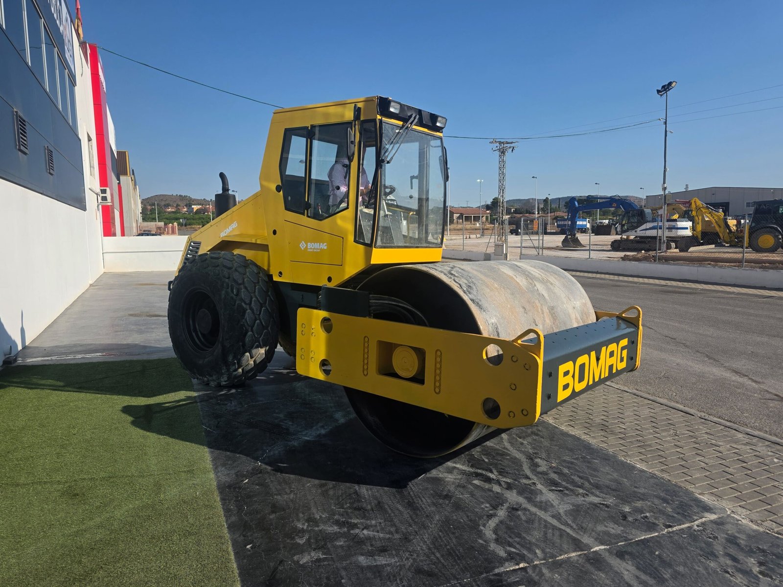 Rodillo para movimiento de tierras Bomag BW 211 D-3 listo para trabajar Compactador de explanadas Bomag Bomag BW 211 maquinaria de segunda mano Rodillo compactador para canteras Bomag BW 211 D-3 en construcción de carreteras Bomag BW 211 D-3 en JJG Works
