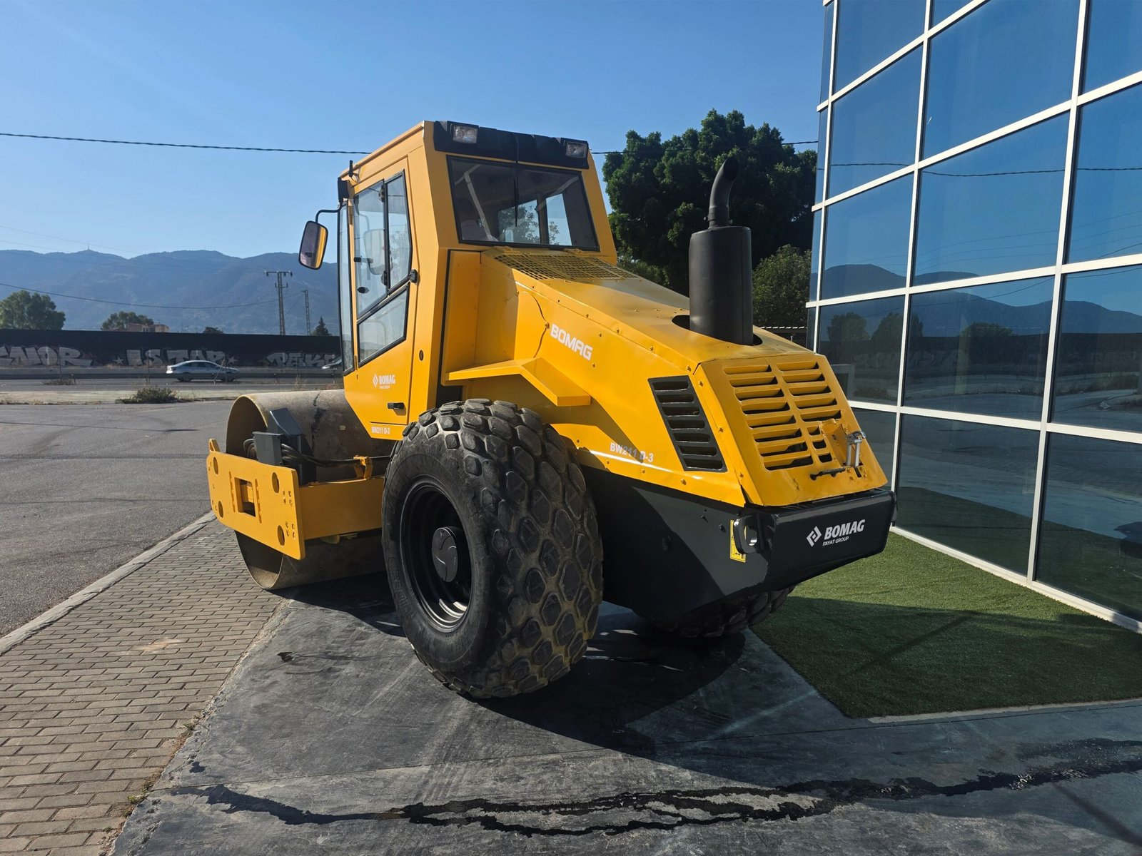 Vista diagonal Bomag BW 211 D-3 Bomag BW 211 trabajando en carretera Compactador Bomag para obra pública Sistema vibrante Bomag BW 211 D-3