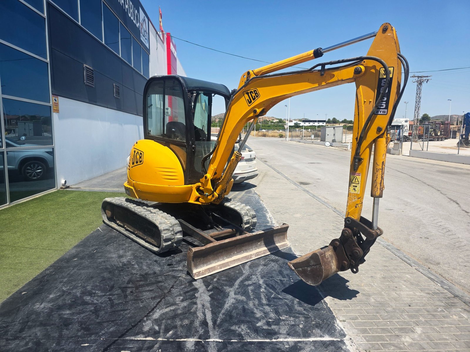 JCB 8035 ZTS segunda mano vista lateral Mini excavadora JCB 8035 ZTS 2007 JCB 8035 ZTS con enganche rápido Vista frontal JCB 8035 ZTS usada Motor Perkins JCB 8035 ZTS Mini excavadora JCB trabajando JCB 8035 ZTS con instalación para martillo hidráulico