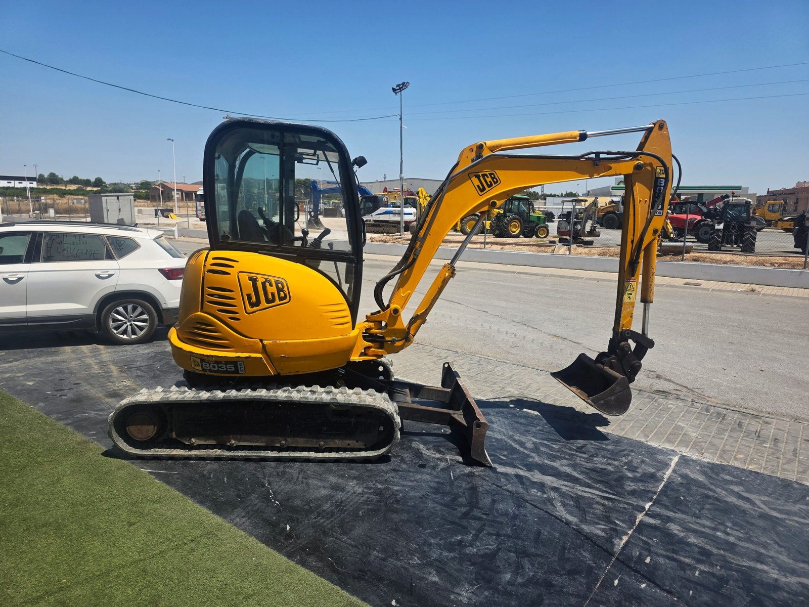 JCB 8035 ZTS segunda mano vista lateral Mini excavadora JCB 8035 ZTS 2007 JCB 8035 ZTS con enganche rápido Vista frontal JCB 8035 ZTS usada Motor Perkins JCB 8035 ZTS Mini excavadora JCB trabajando JCB 8035 ZTS con instalación para martillo hidráulico