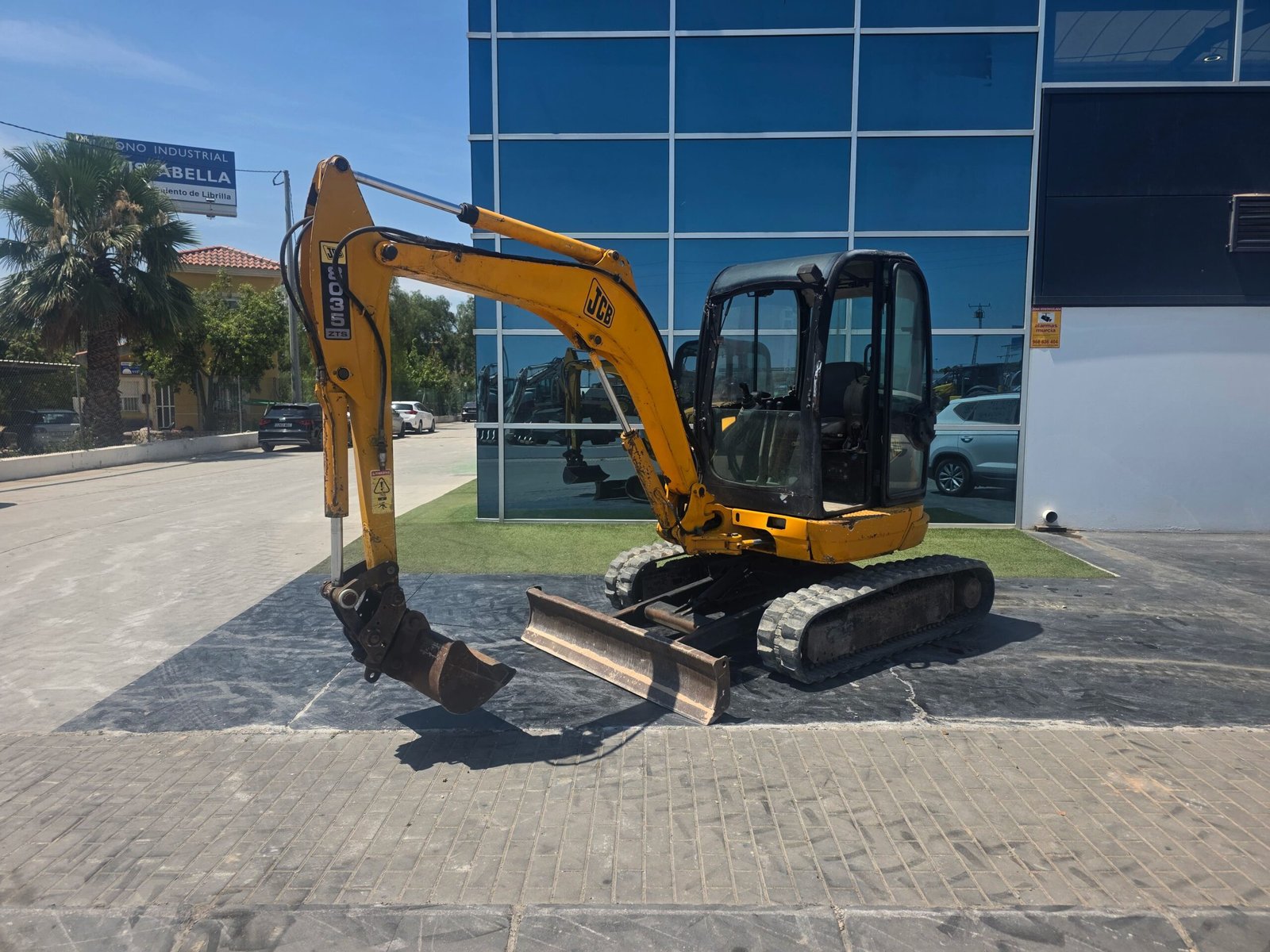 JCB 8035 ZTS segunda mano vista lateral Mini excavadora JCB 8035 ZTS 2007 JCB 8035 ZTS con enganche rápido Vista frontal JCB 8035 ZTS usada Motor Perkins JCB 8035 ZTS Mini excavadora JCB trabajando JCB 8035 ZTS con instalación para martillo hidráulico