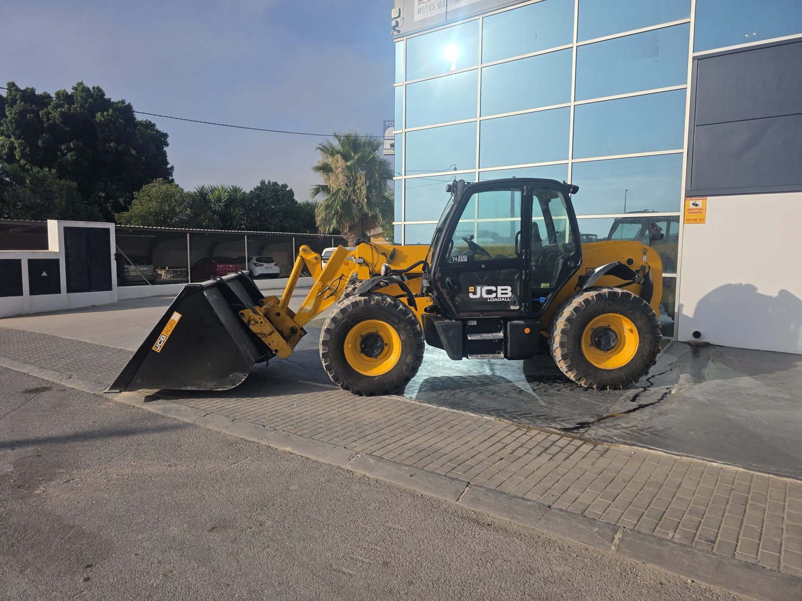 Motor JCB EcoMAX 531-70 Manipulador telescópico JCB con cazo JCB 531-70 trabajando en explotación agrícola Aire acondicionado JCB 531-70