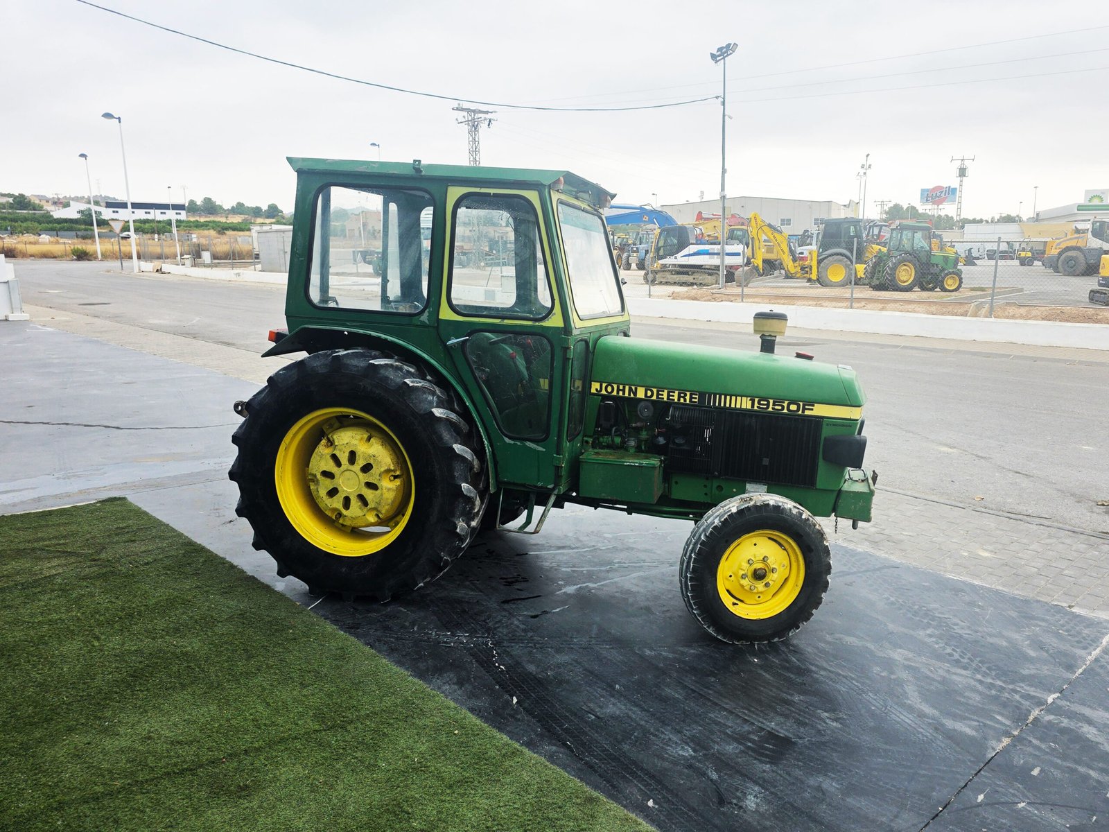 John Deere 1950 F segunda mano vista lateral Tractor John Deere 1950 F 1993 John Deere 1950 F vista frontal Motor John Deere PowerTech 1950 F Tractor frutero John Deere 84 CV