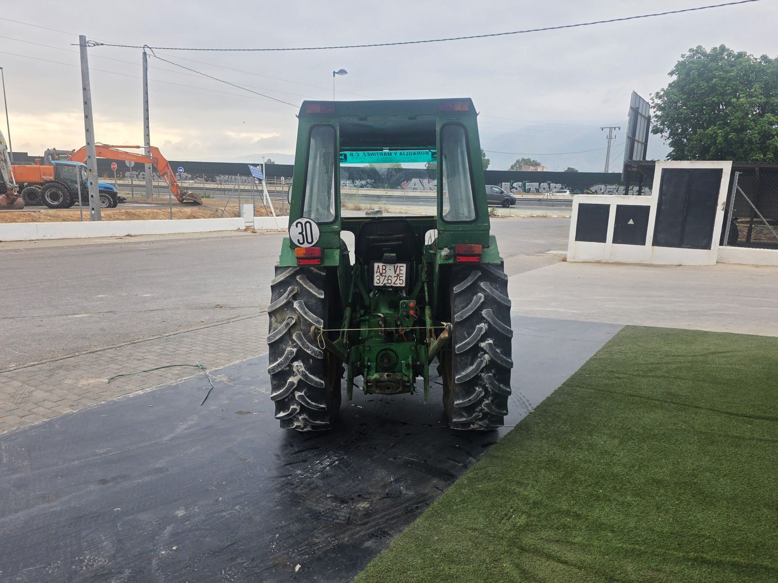 Vista diagonal John Deere 1950 F Cabina del John Deere 1950 F Tractor agrícola John Deere 4x4 John Deere 1950 F en explotación agrícola Elevador trasero John Deere 1950 F Tractor para frutales John Deere John Deere 1950 F listo para trabajar Tractor agrícola de segunda mano John Deere John Deere 1950 F para cítricos Detalle del motor John Deere 1950 F John Deere 1950 F maquinaria agrícola usada Tractor John Deere 1950 F en campo John Deere 1950 F en JJG Works
