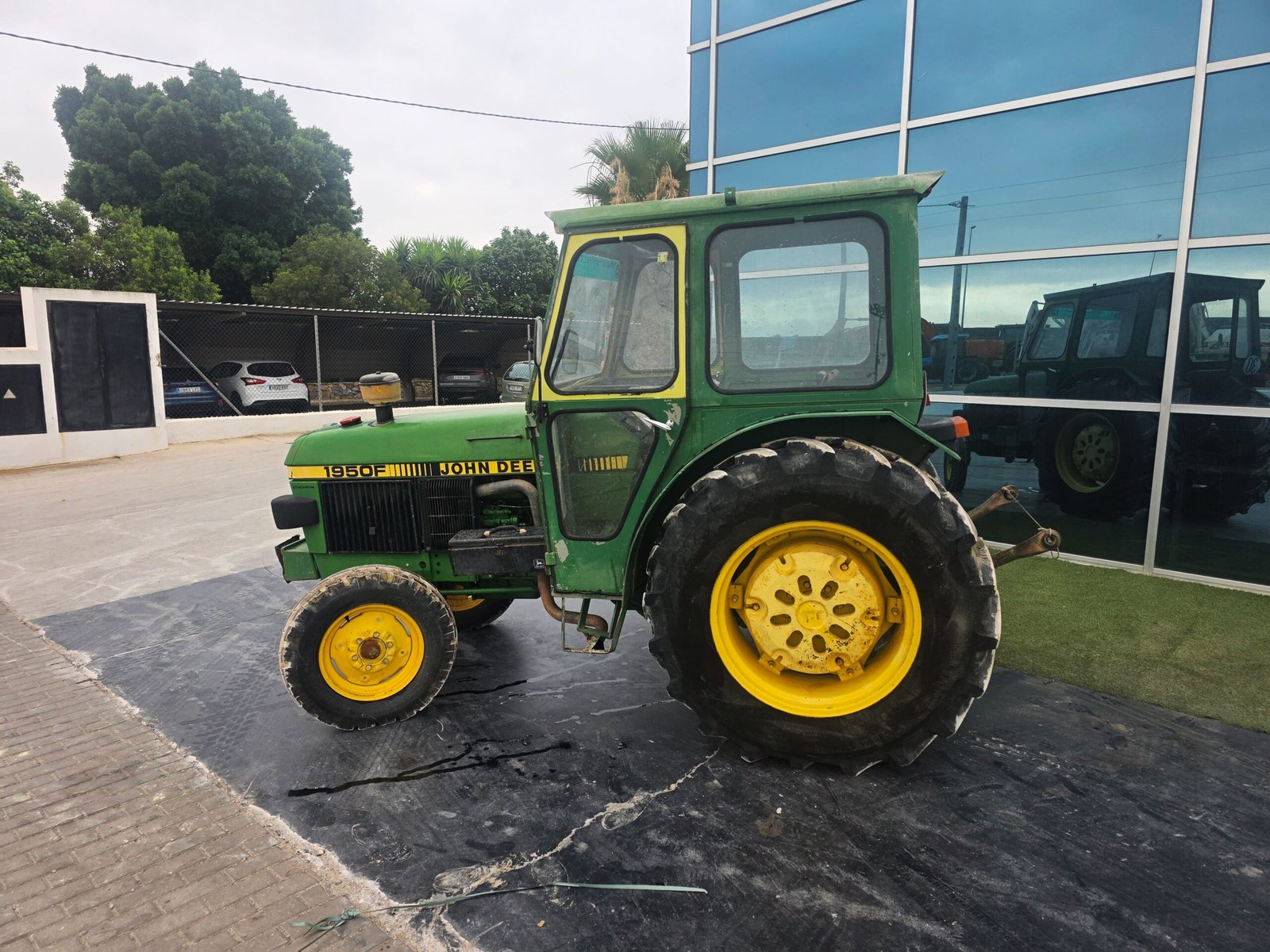 John Deere 1950 F segunda mano vista lateral Tractor John Deere 1950 F 1993 John Deere 1950 F vista frontal Motor John Deere PowerTech 1950 F Tractor frutero John Deere 84 CV