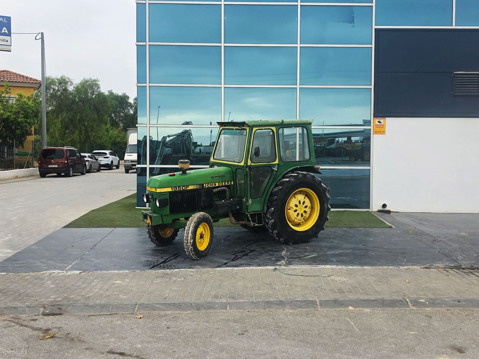 John Deere 1950 F segunda mano vista lateral Tractor John Deere 1950 F 1993 John Deere 1950 F vista frontal Motor John Deere PowerTech 1950 F Tractor frutero John Deere 84 CV