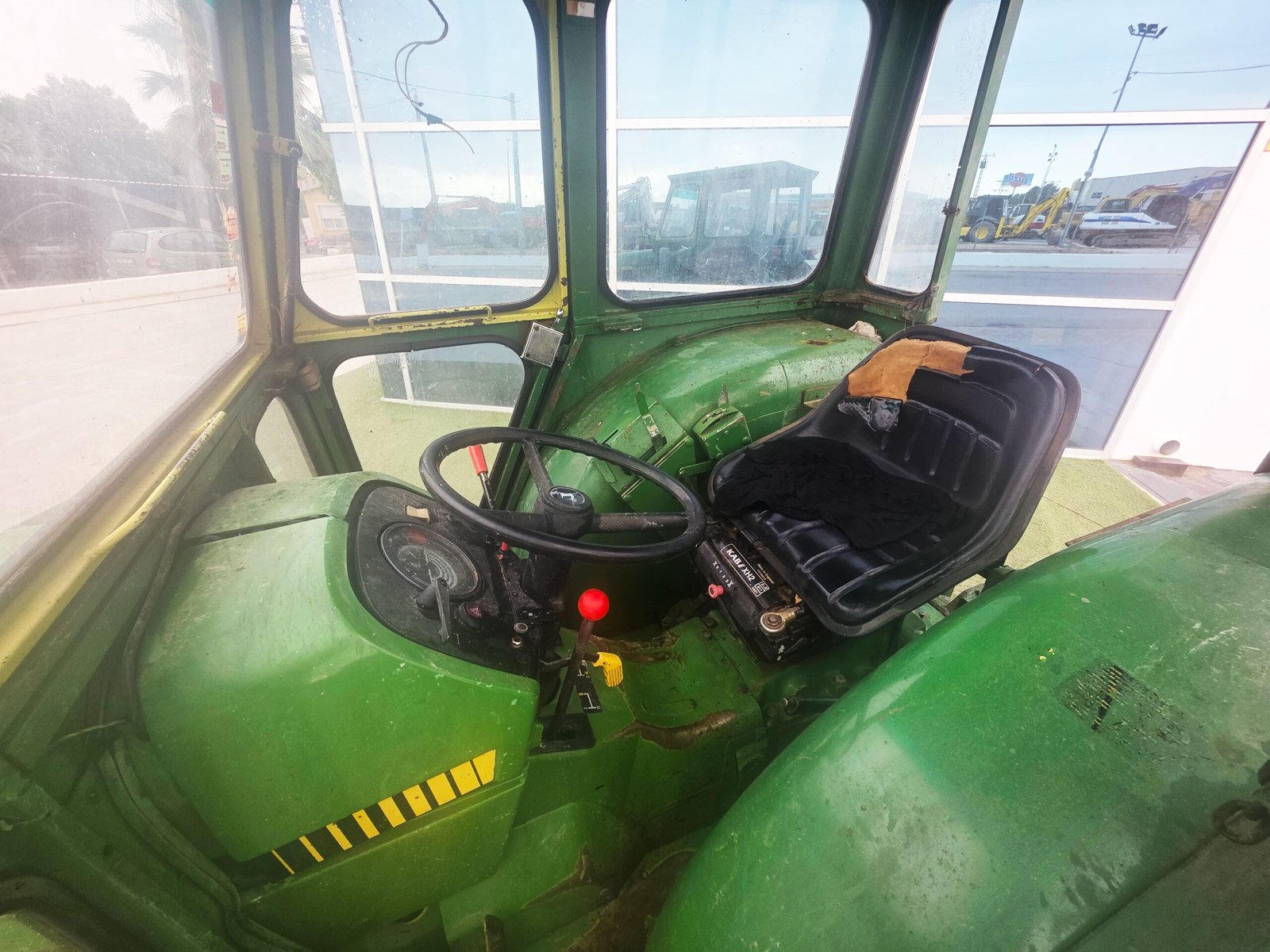 John Deere 1950 F segunda mano vista lateral Tractor John Deere 1950 F 1993 John Deere 1950 F vista frontal Motor John Deere PowerTech 1950 F Tractor frutero John Deere 84 CV