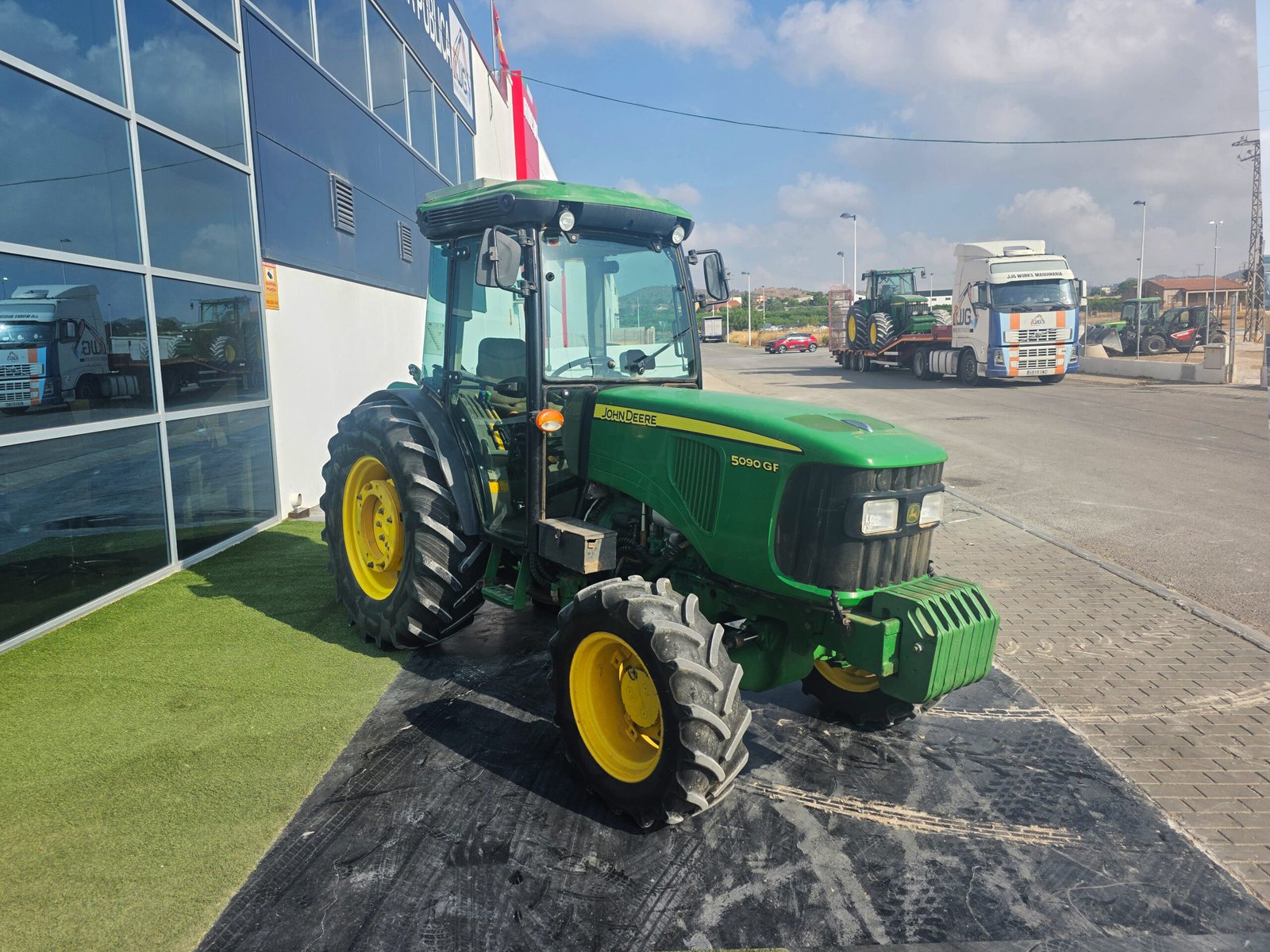 John Deere 5090GF segunda mano vista lateral Tractor John Deere 5090GF 2013 John Deere 5090GF con aire acondicionado Vista frontal John Deere 5090GF Motor John Deere PowerTech M 5090GF Tractor frutero John Deere 90 CV Cabina cerrada John Deere 5090GF