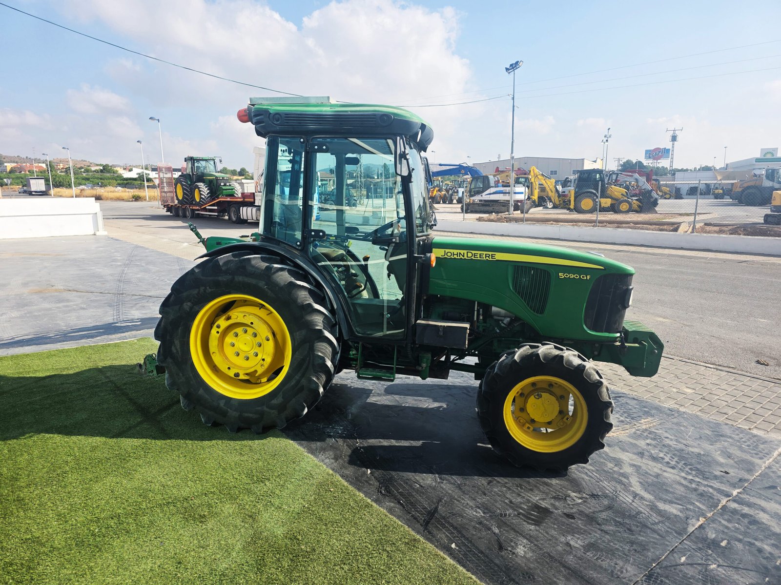 John Deere 5090GF segunda mano vista lateral Tractor John Deere 5090GF 2013 John Deere 5090GF con aire acondicionado Vista frontal John Deere 5090GF Motor John Deere PowerTech M 5090GF Tractor frutero John Deere 90 CV Cabina cerrada John Deere 5090GF