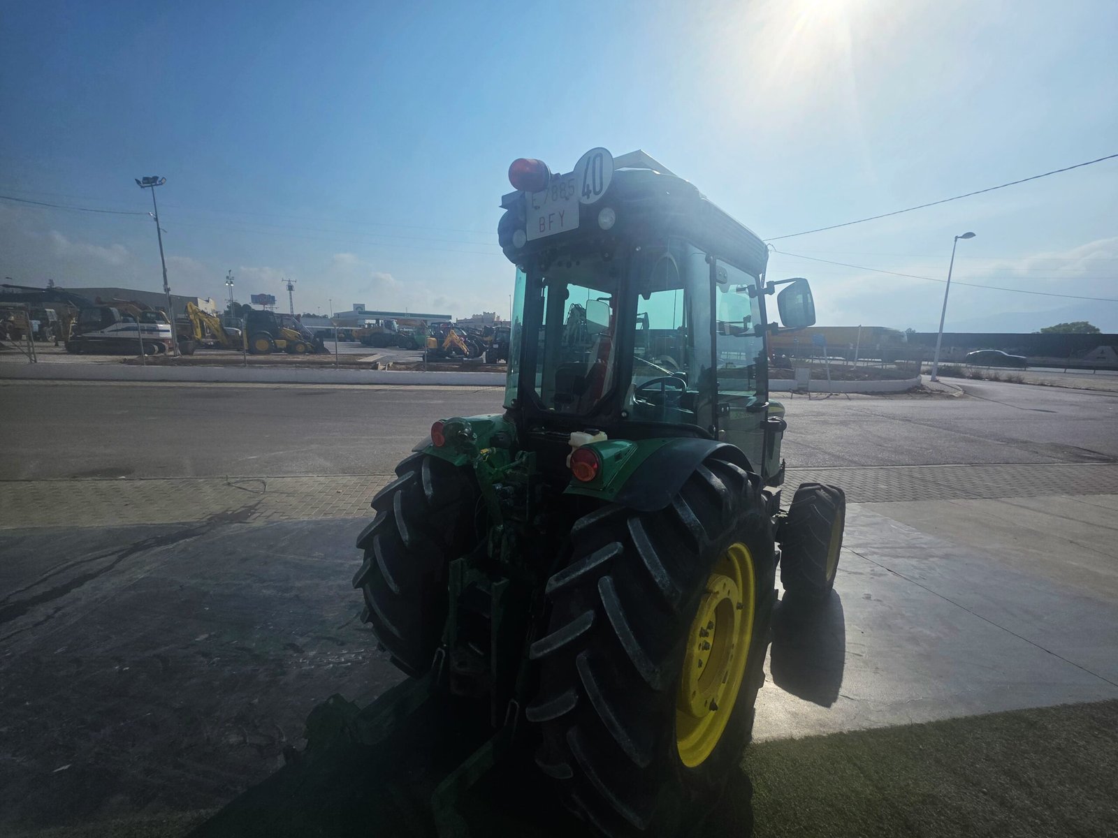 John Deere 5090GF segunda mano vista lateral Tractor John Deere 5090GF 2013 John Deere 5090GF con aire acondicionado Vista frontal John Deere 5090GF Motor John Deere PowerTech M 5090GF Tractor frutero John Deere 90 CV Cabina cerrada John Deere 5090GF